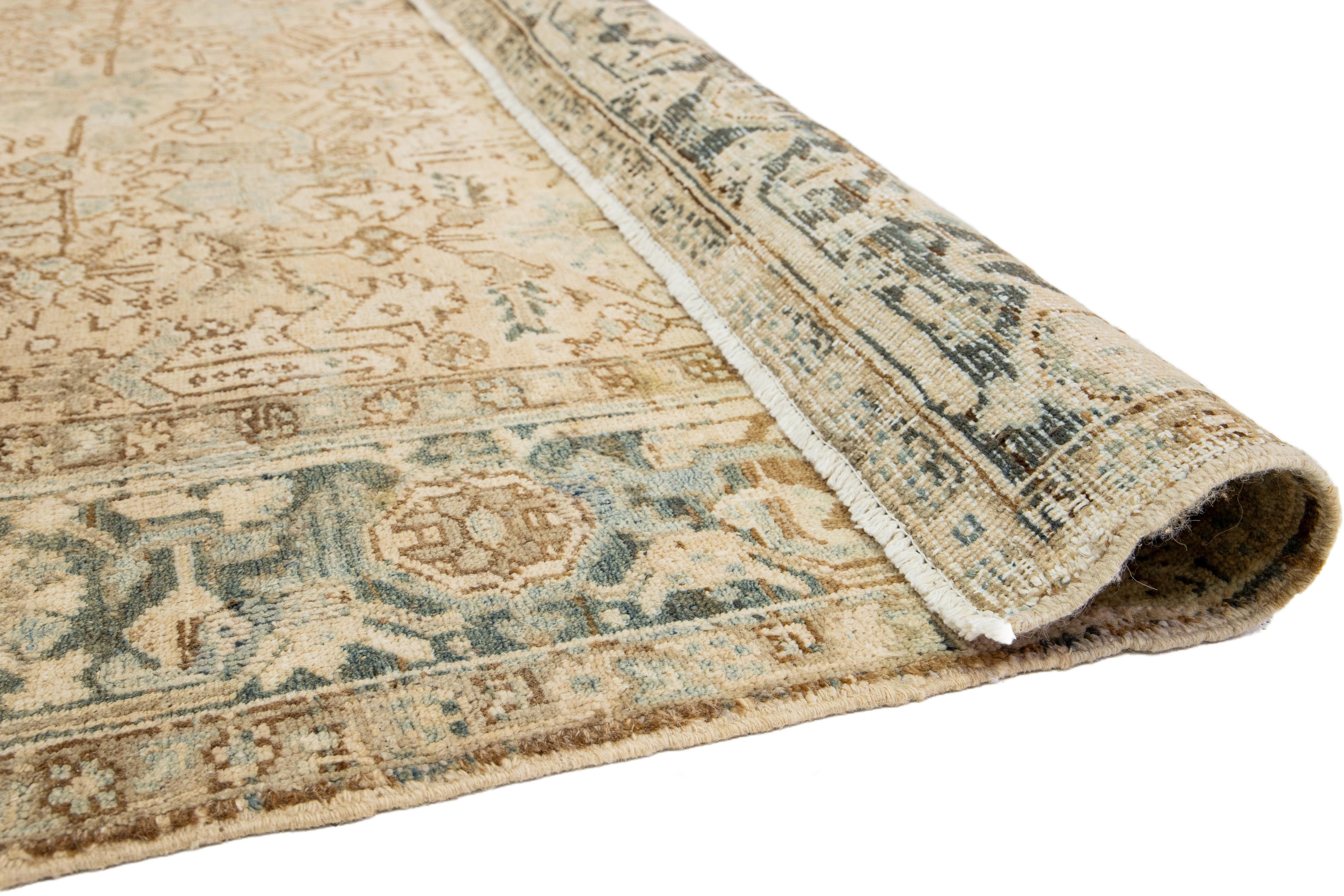  Persischer Heriz-Teppich aus antiker Wolle in Beige mit Allover-Muster in Zimmergröße (Heriz Serapi) im Angebot