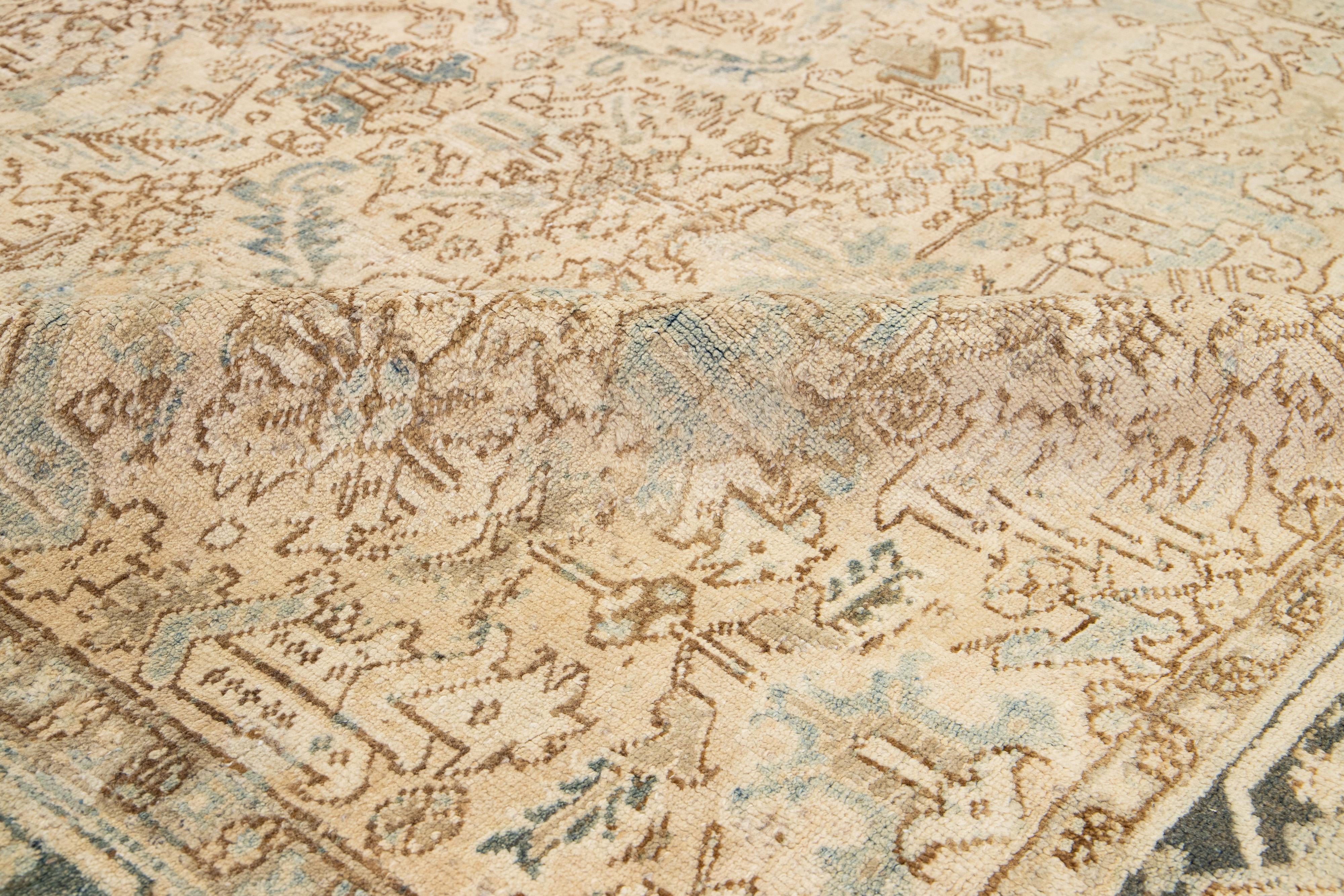  Persischer Heriz-Teppich aus antiker Wolle in Beige mit Allover-Muster in Zimmergröße (Handgeknüpft) im Angebot