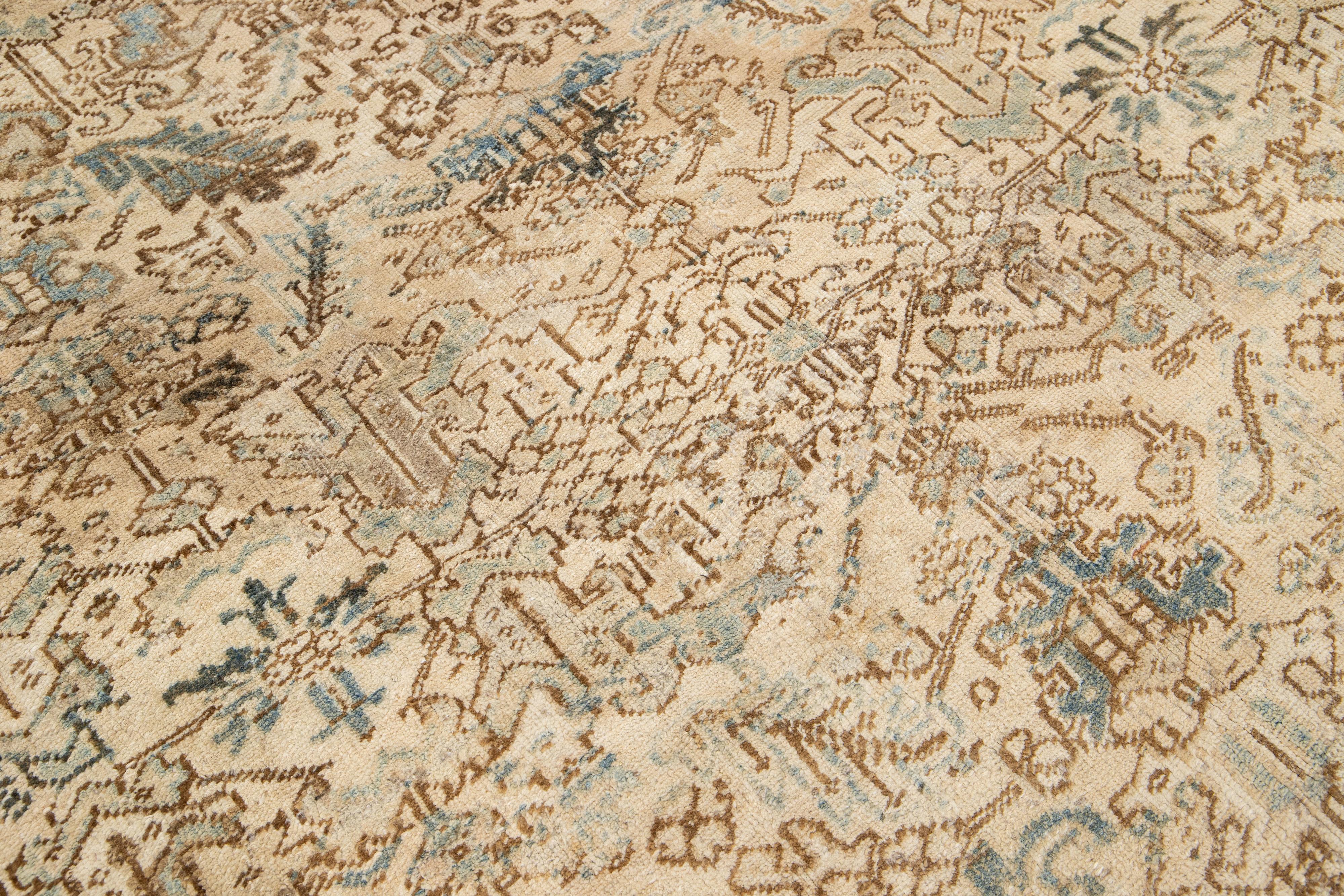  Persischer Heriz-Teppich aus antiker Wolle in Beige mit Allover-Muster in Zimmergröße (Frühes 20. Jahrhundert) im Angebot