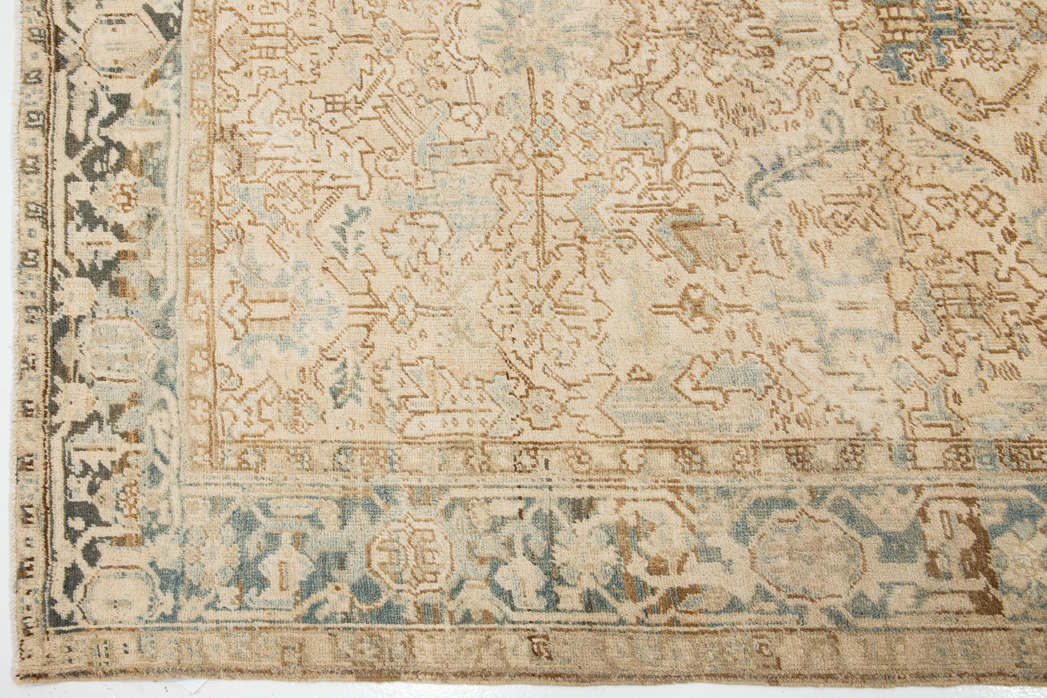  Persischer Heriz-Teppich aus antiker Wolle in Beige mit Allover-Muster in Zimmergröße im Angebot 1