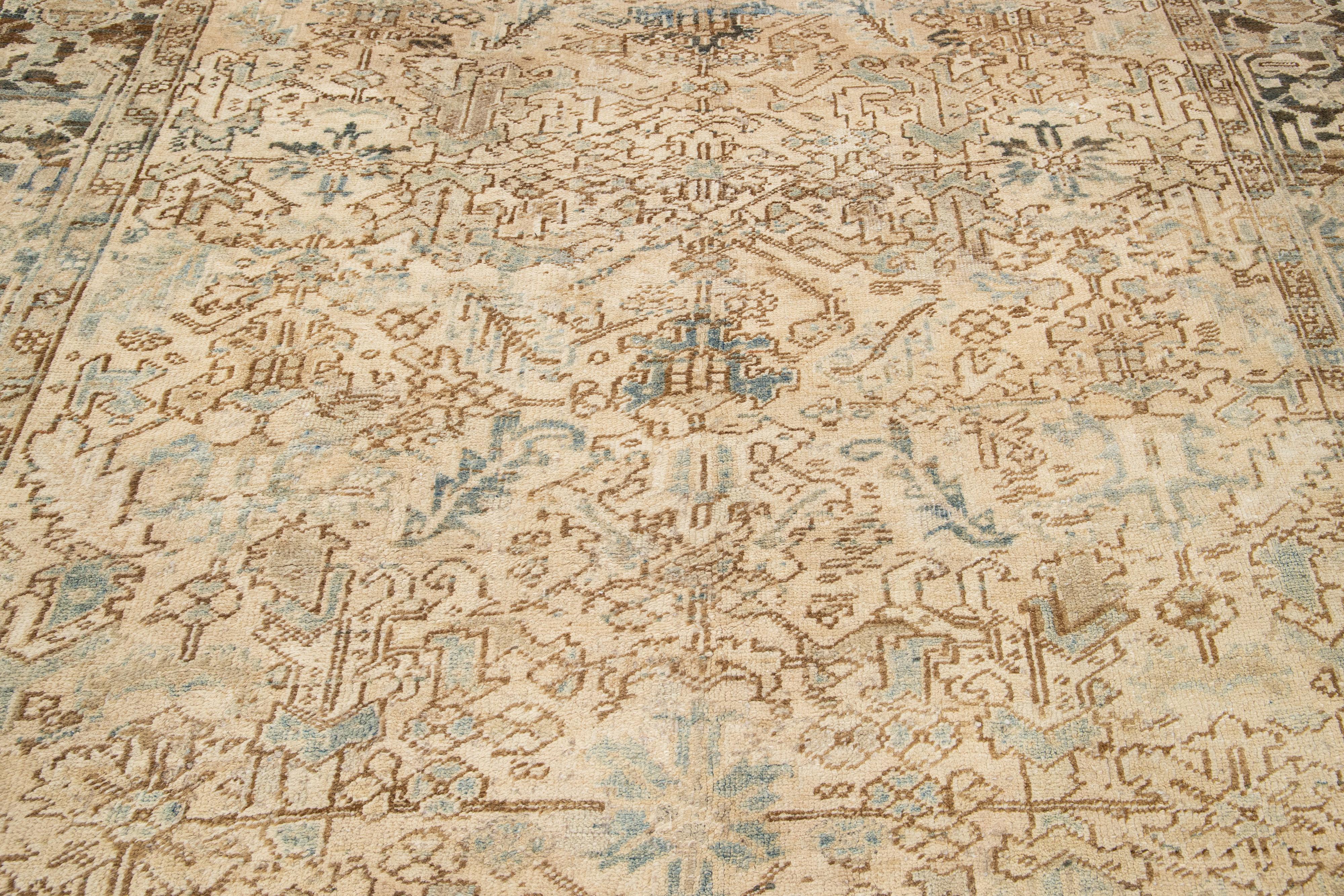  Persischer Heriz-Teppich aus antiker Wolle in Beige mit Allover-Muster in Zimmergröße im Angebot 2