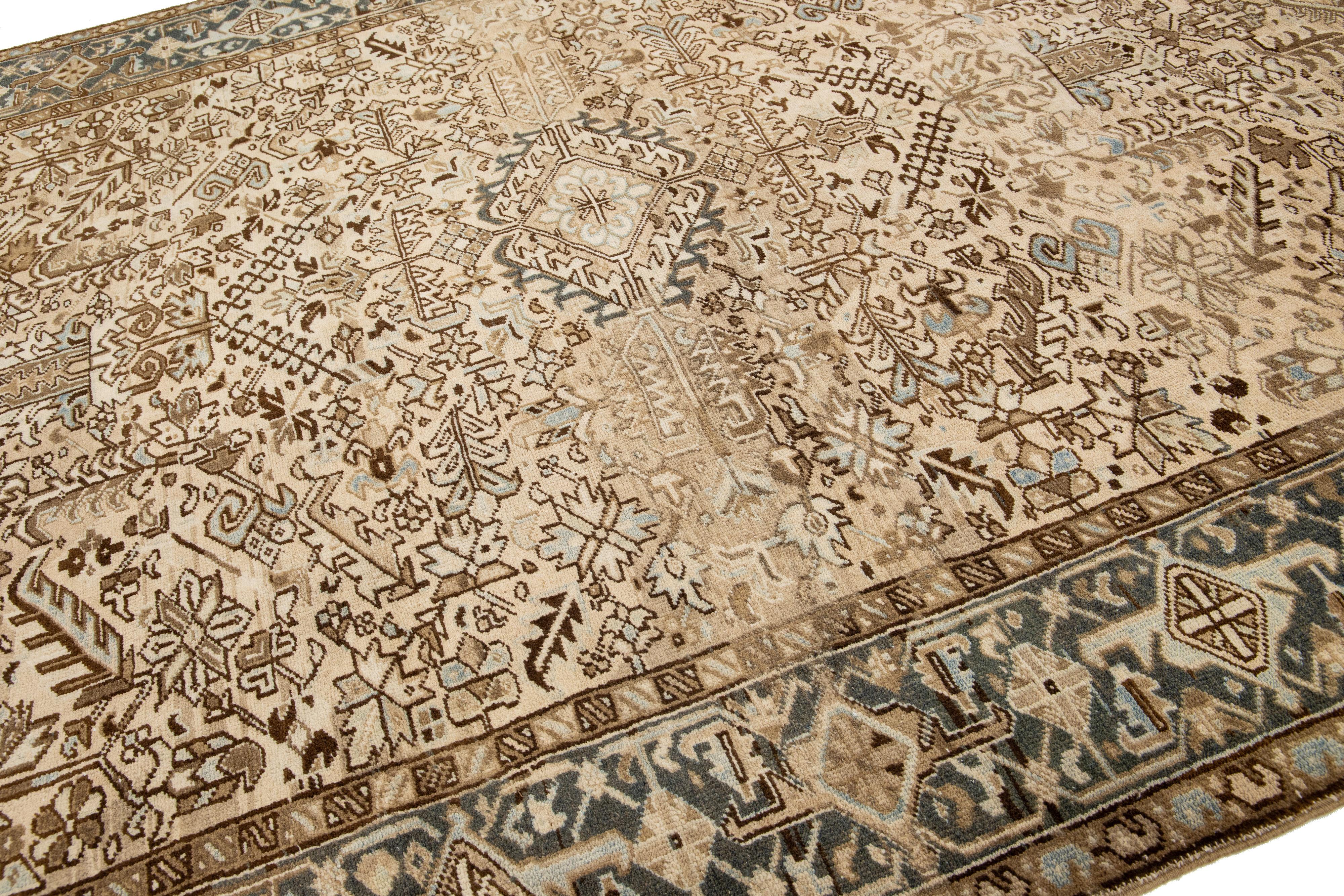 Persischer Heriz-Wollteppich in Beige mit Allover-Muster in Zimmergröße (Handgeknüpft) im Angebot