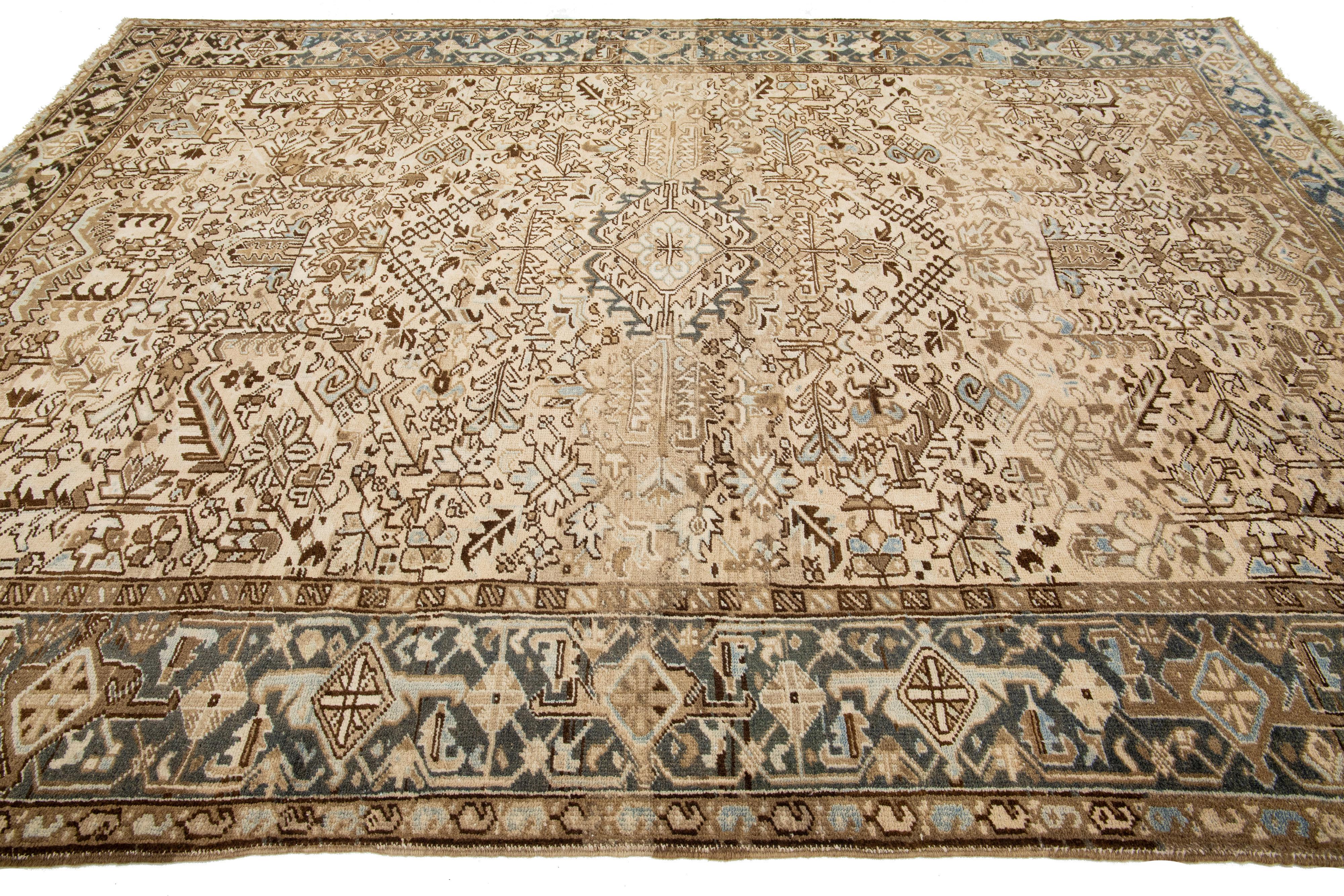 Persischer Heriz-Wollteppich in Beige mit Allover-Muster in Zimmergröße (Frühes 20. Jahrhundert) im Angebot