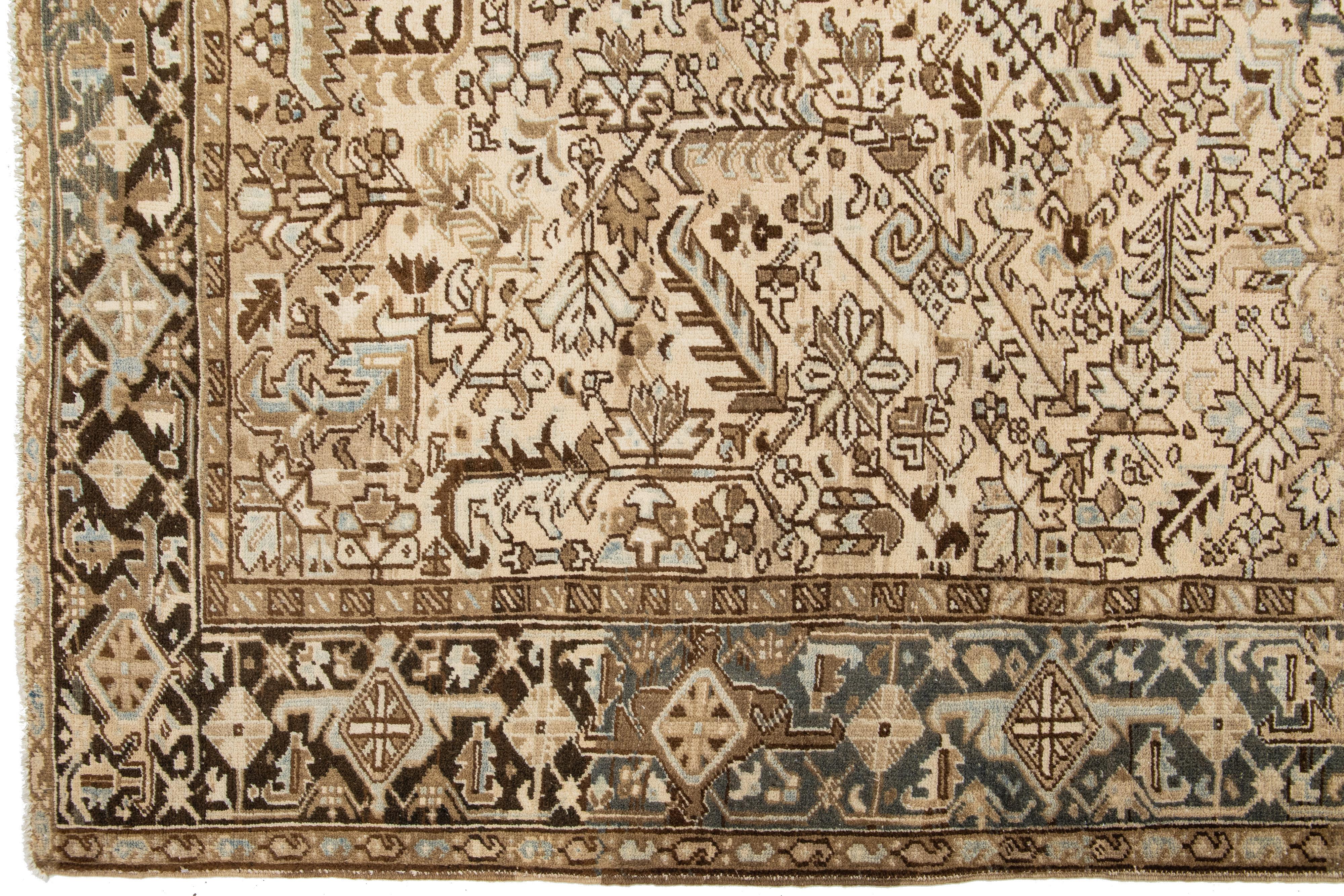 Persischer Heriz-Wollteppich in Beige mit Allover-Muster in Zimmergröße (Wolle) im Angebot