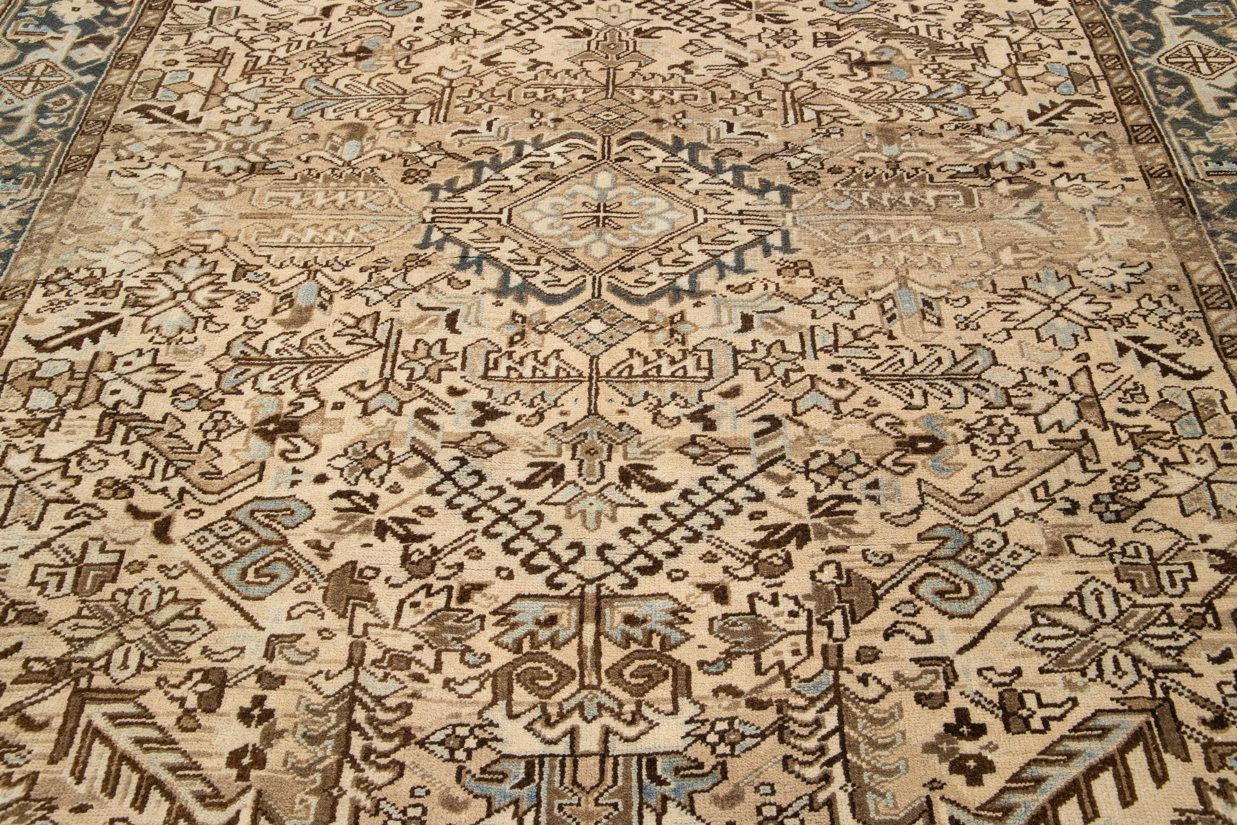 Persischer Heriz-Wollteppich in Beige mit Allover-Muster in Zimmergröße im Angebot 1