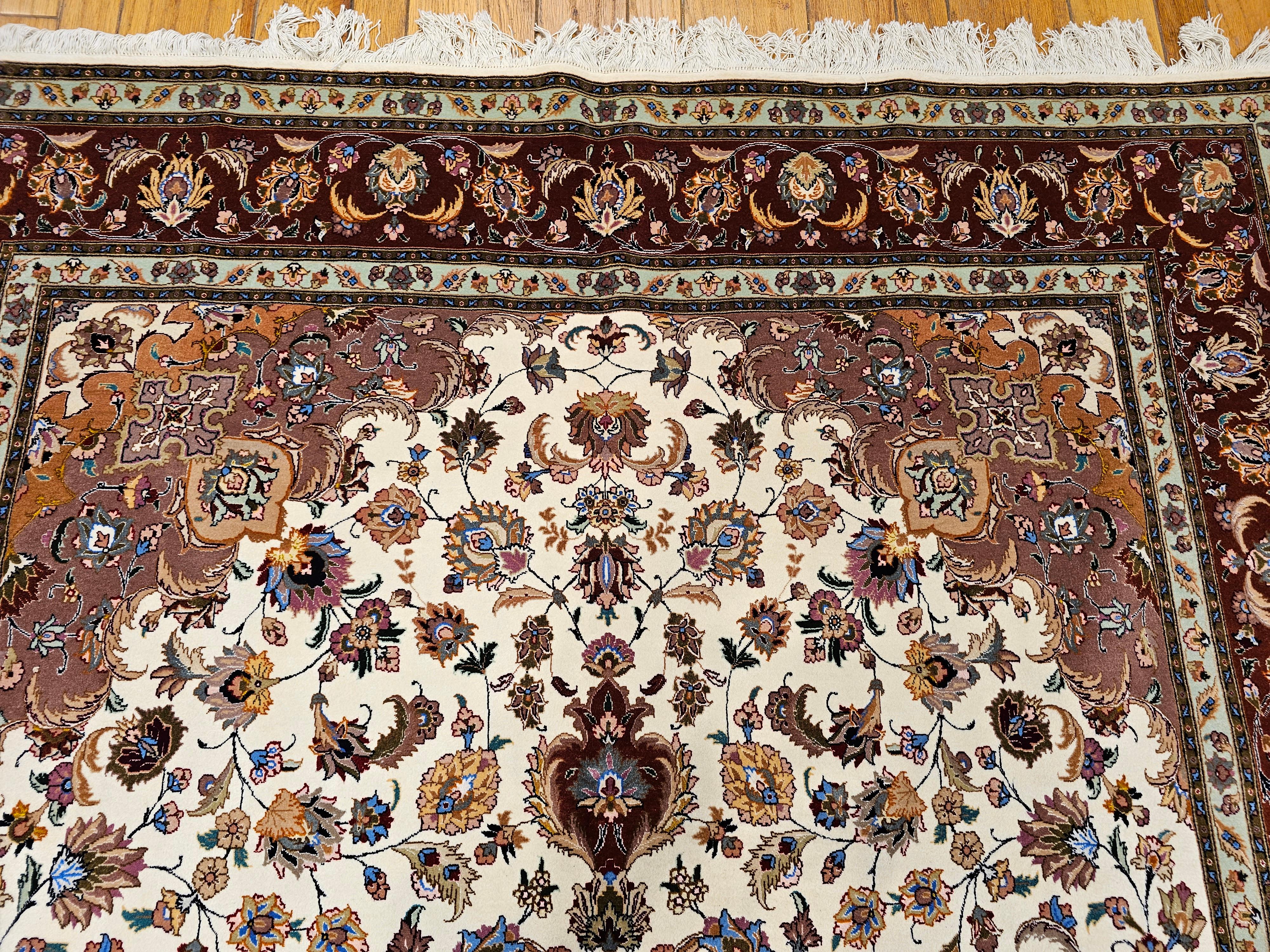 Tabriz persiano a dimensione di camera con motivo floreale a medaglione in avorio, cioccolato e cammello in vendita 5