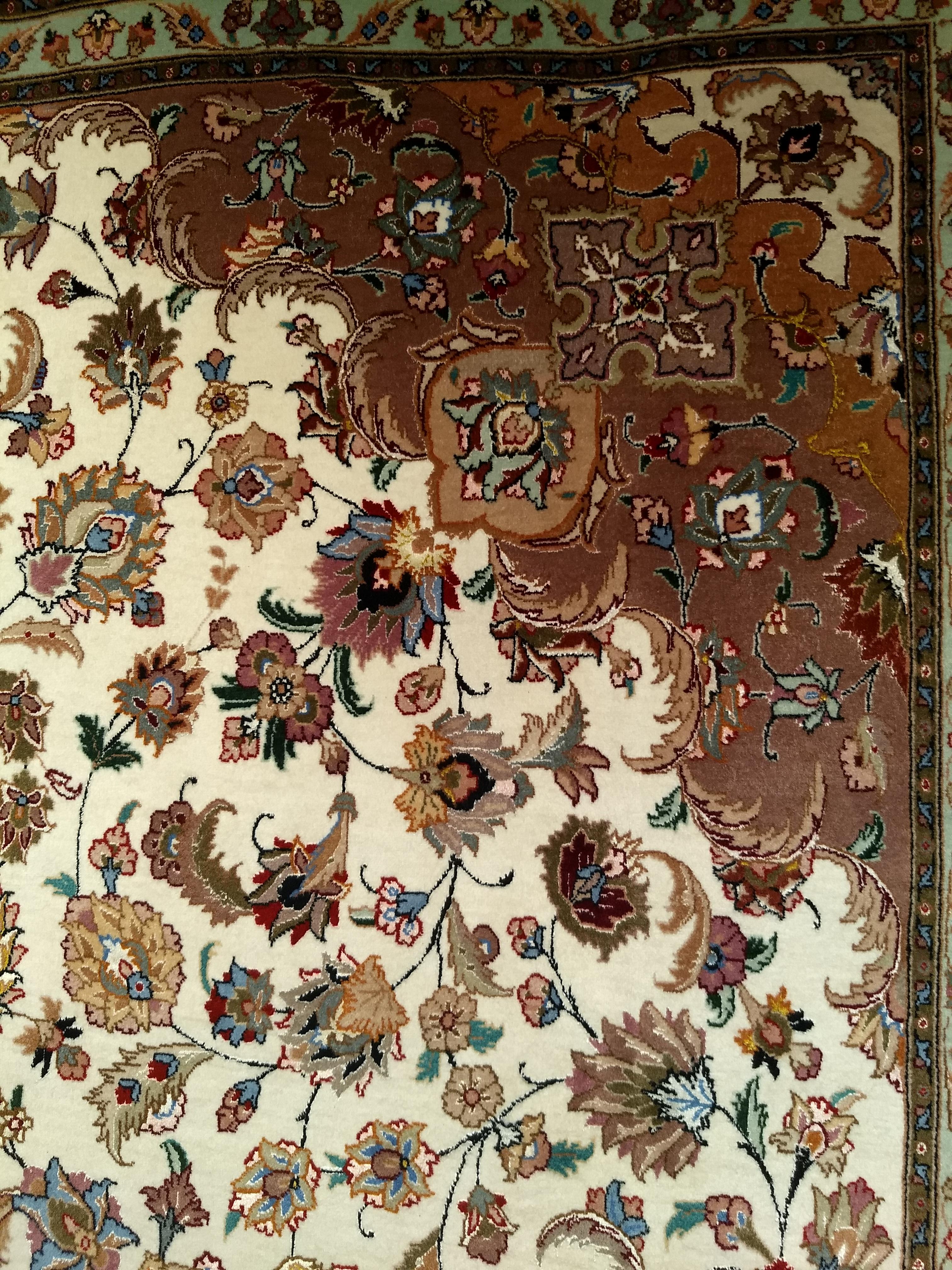 Tabriz persiano a dimensione di camera con motivo floreale a medaglione in avorio, cioccolato e cammello in vendita 1