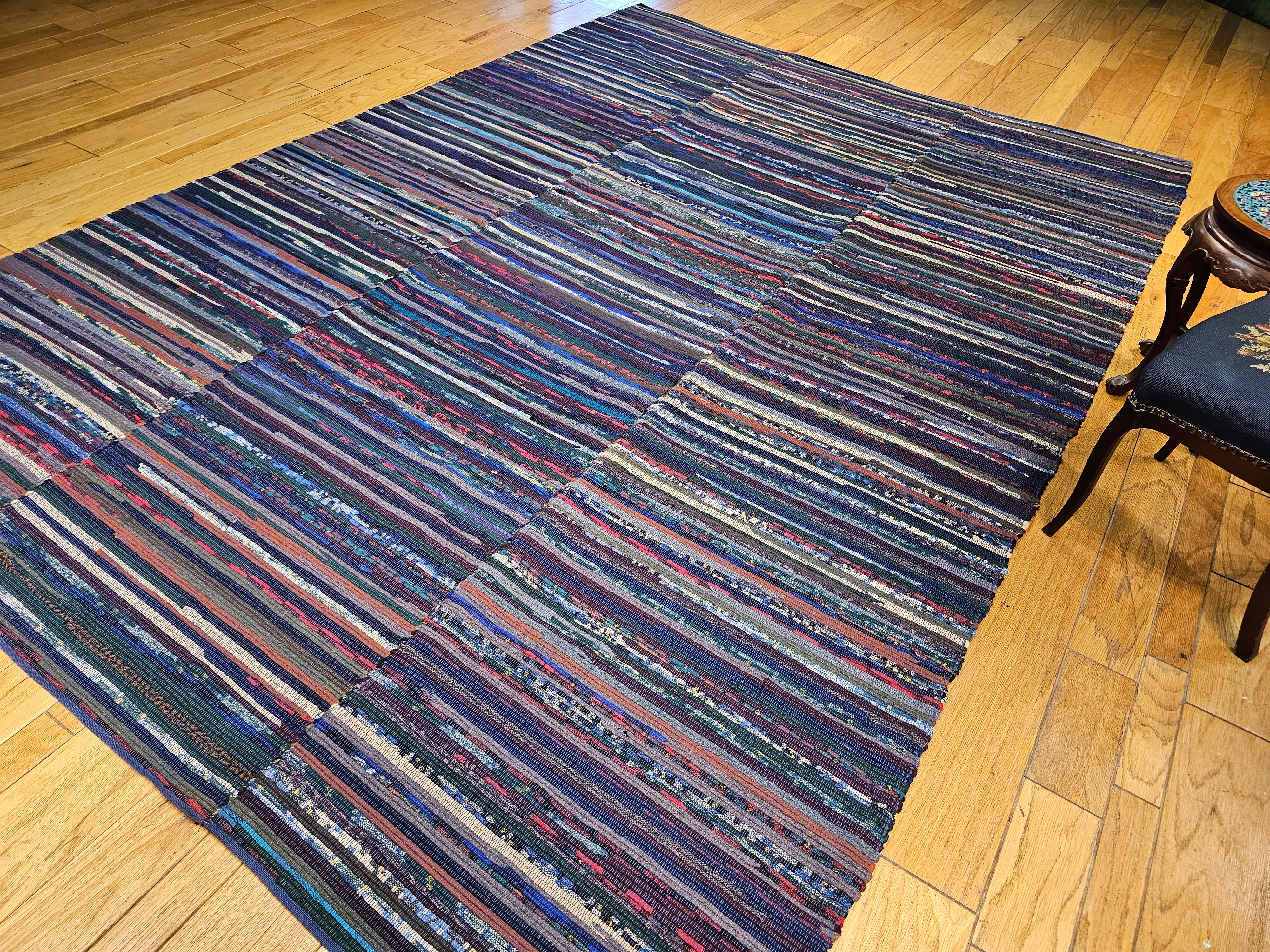 Amerikanischer Rag-Teppich in Zimmergröße mit Streifenmuster in Blau, Rot, Grün, Elfenbein (Wolle) im Angebot