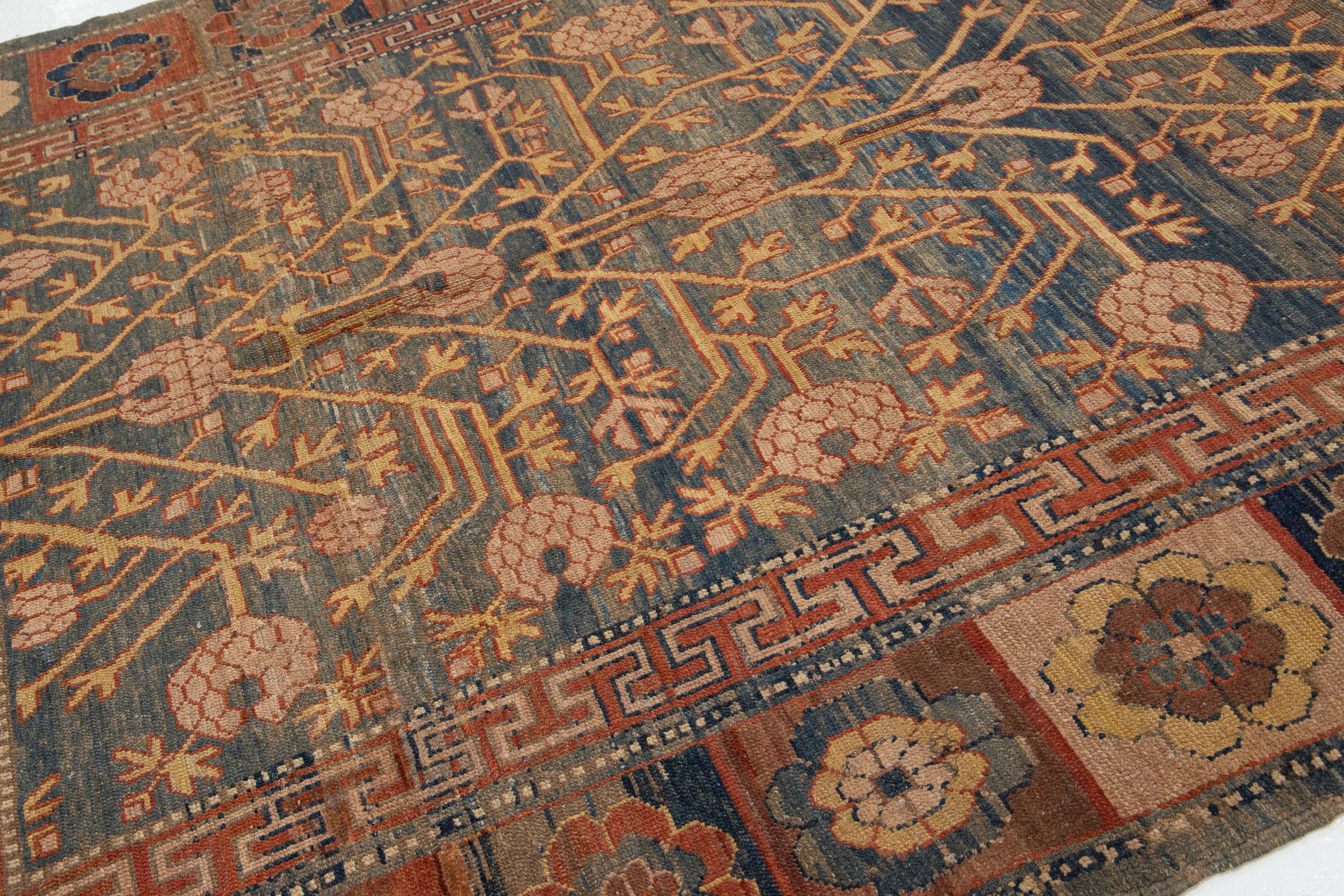 Stammes-Wollteppich in Blau im Khotan-Stil in Zimmergröße im Angebot 2