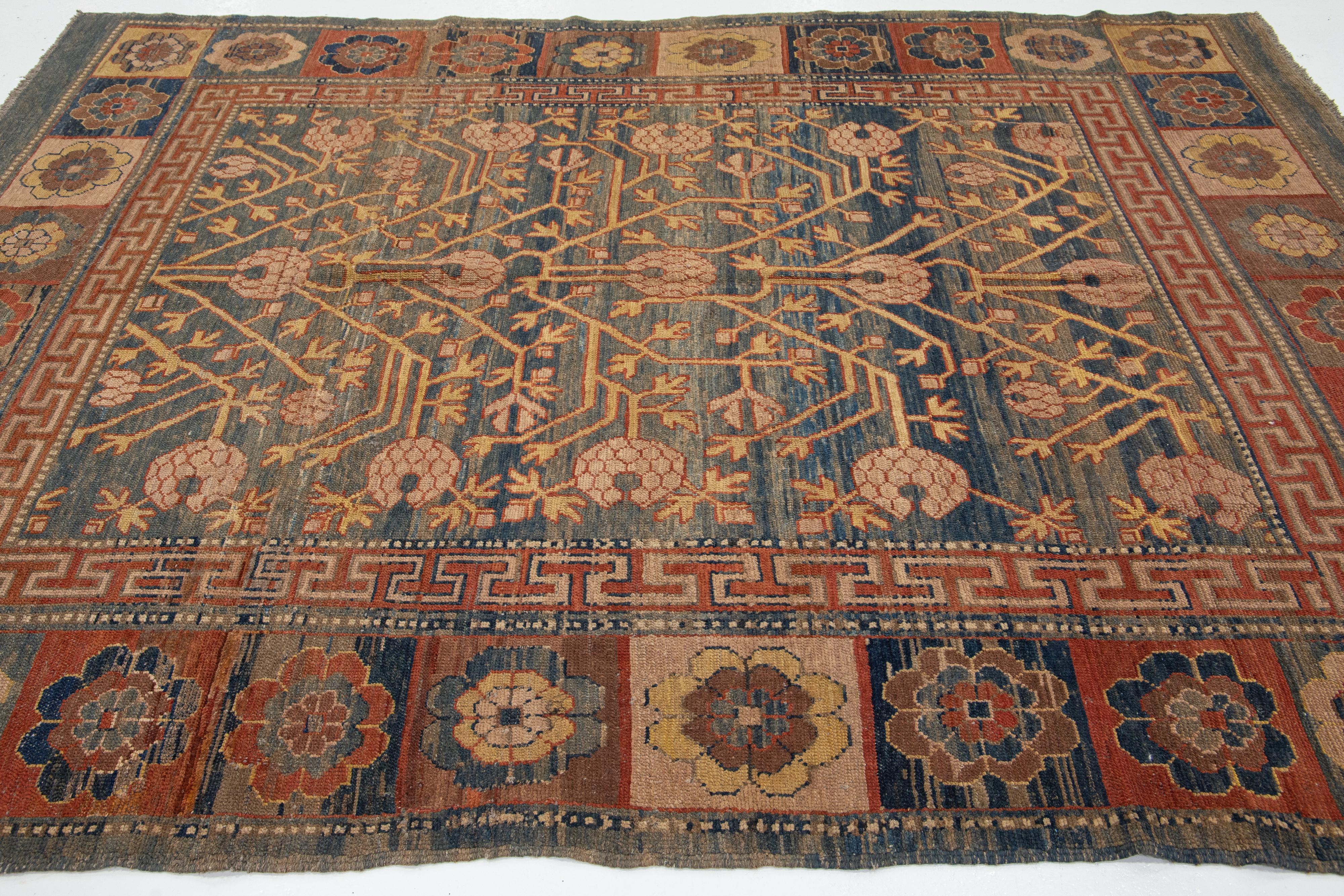 Stammes-Wollteppich in Blau im Khotan-Stil in Zimmergröße im Angebot 4