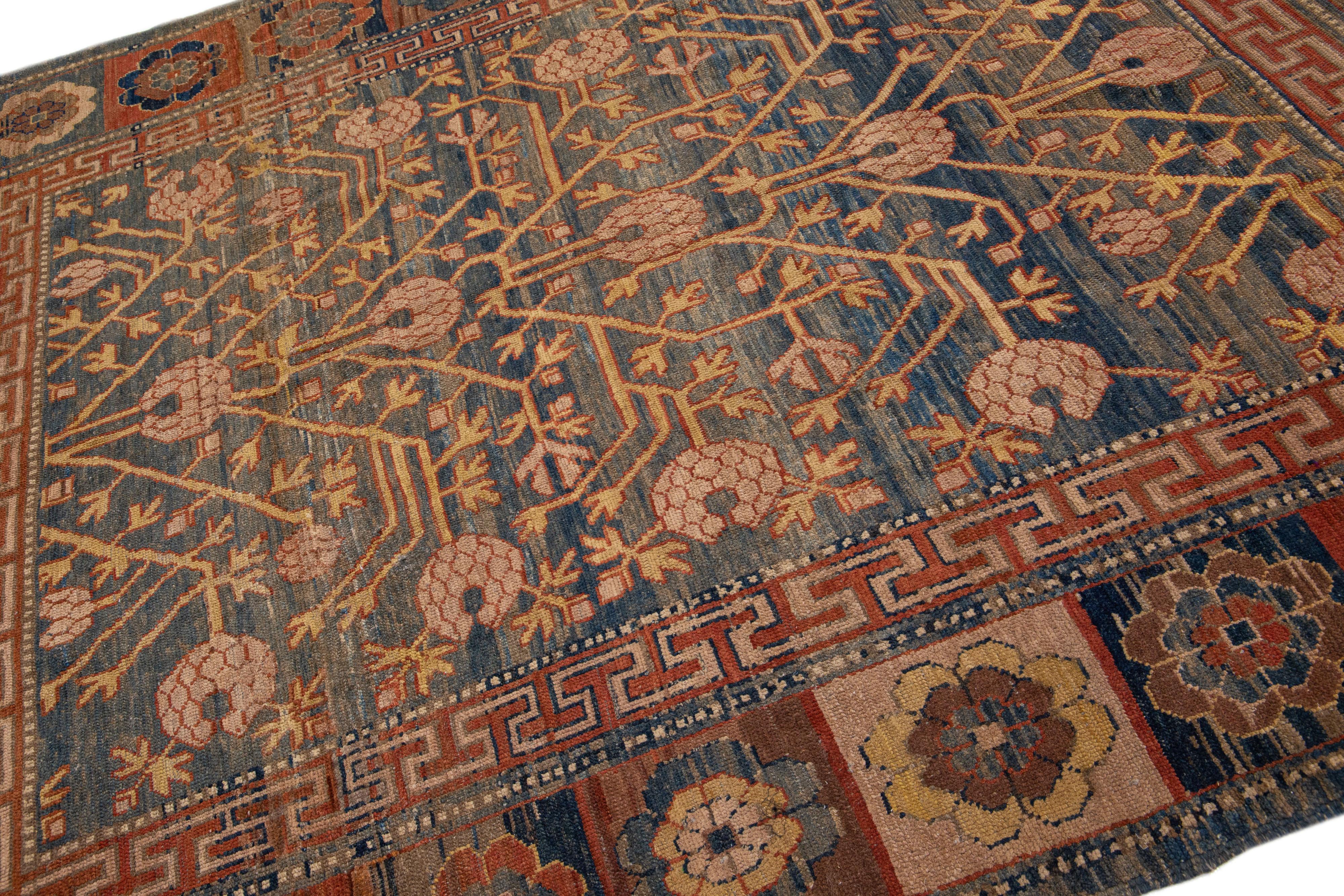 Stammes-Wollteppich in Blau im Khotan-Stil in Zimmergröße (Regency Revival) im Angebot
