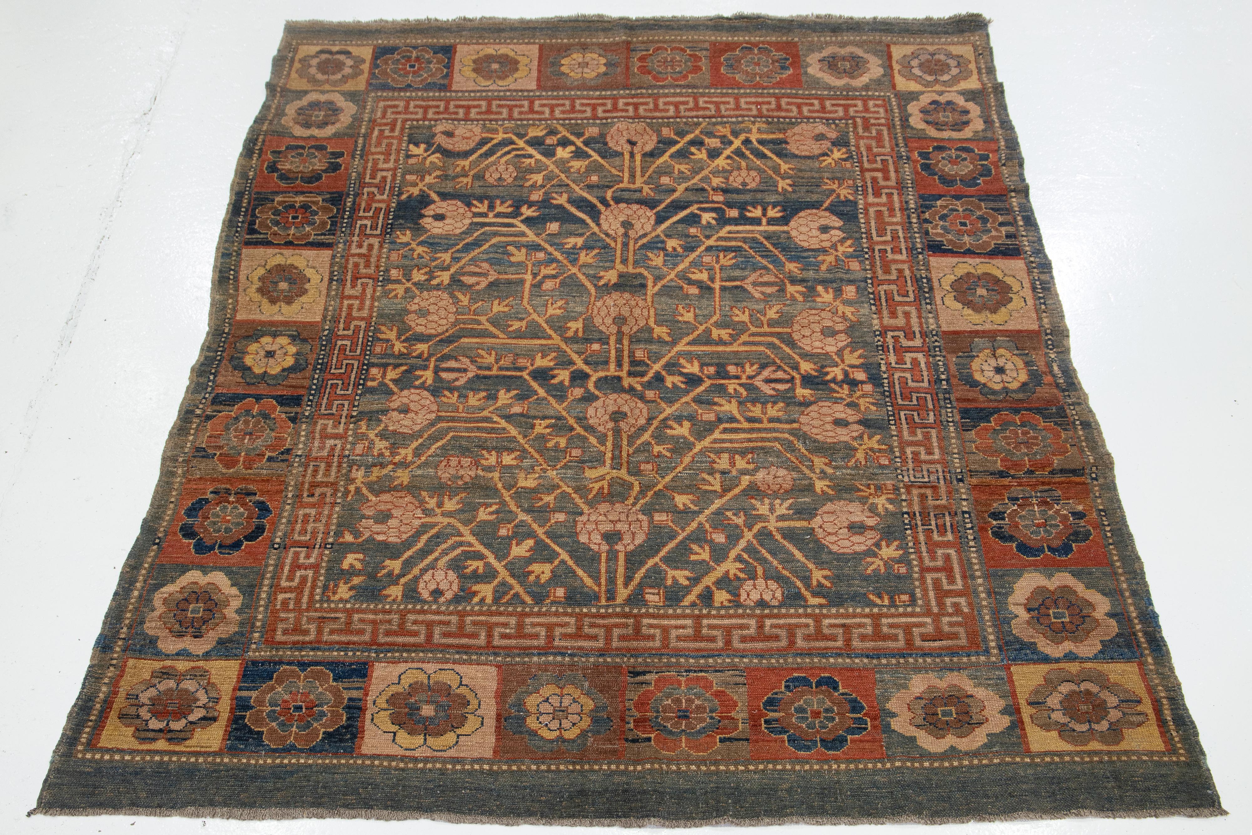 Stammes-Wollteppich in Blau im Khotan-Stil in Zimmergröße (Regency Revival) im Angebot