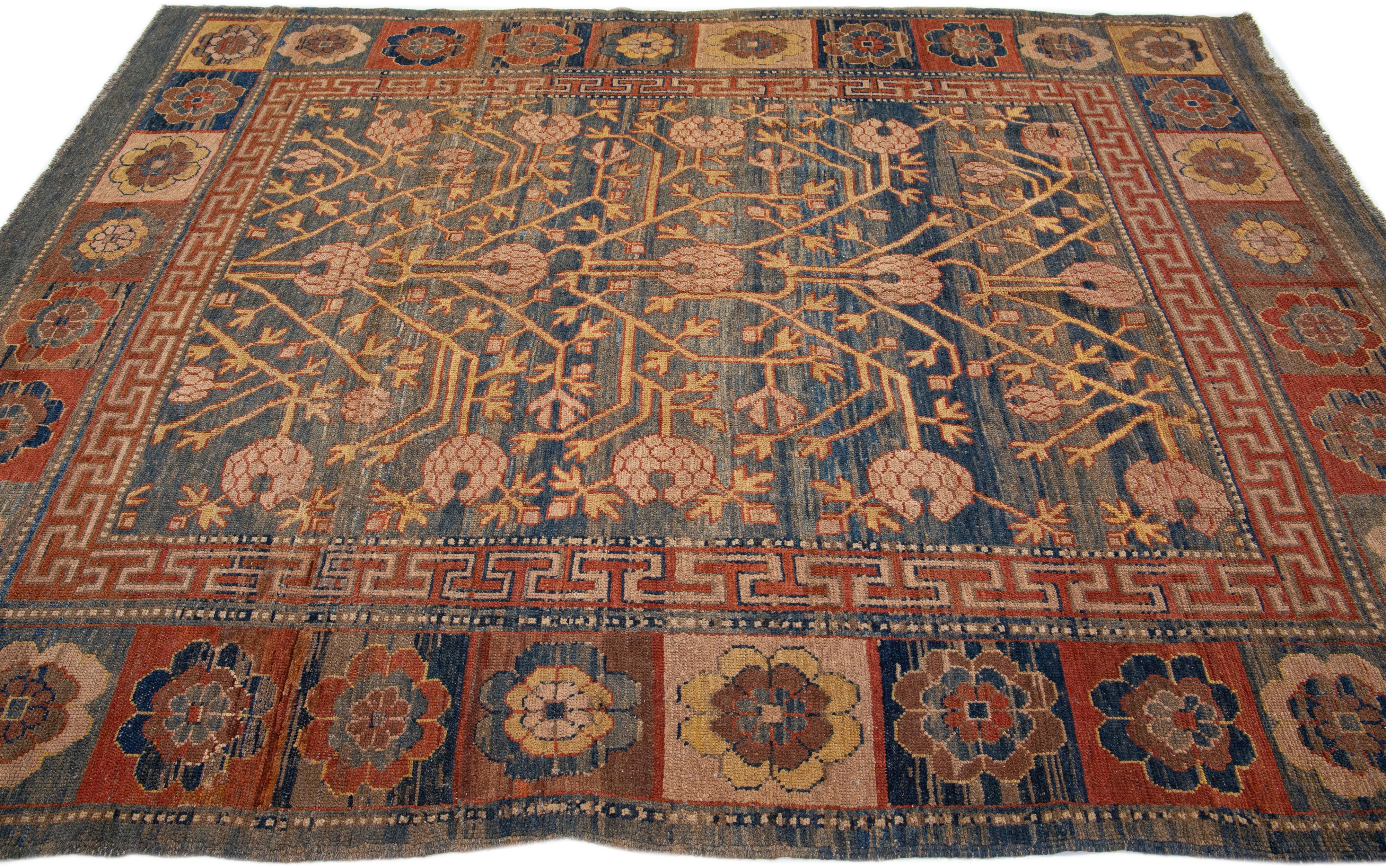 Stammes-Wollteppich in Blau im Khotan-Stil in Zimmergröße (Handgeknüpft) im Angebot