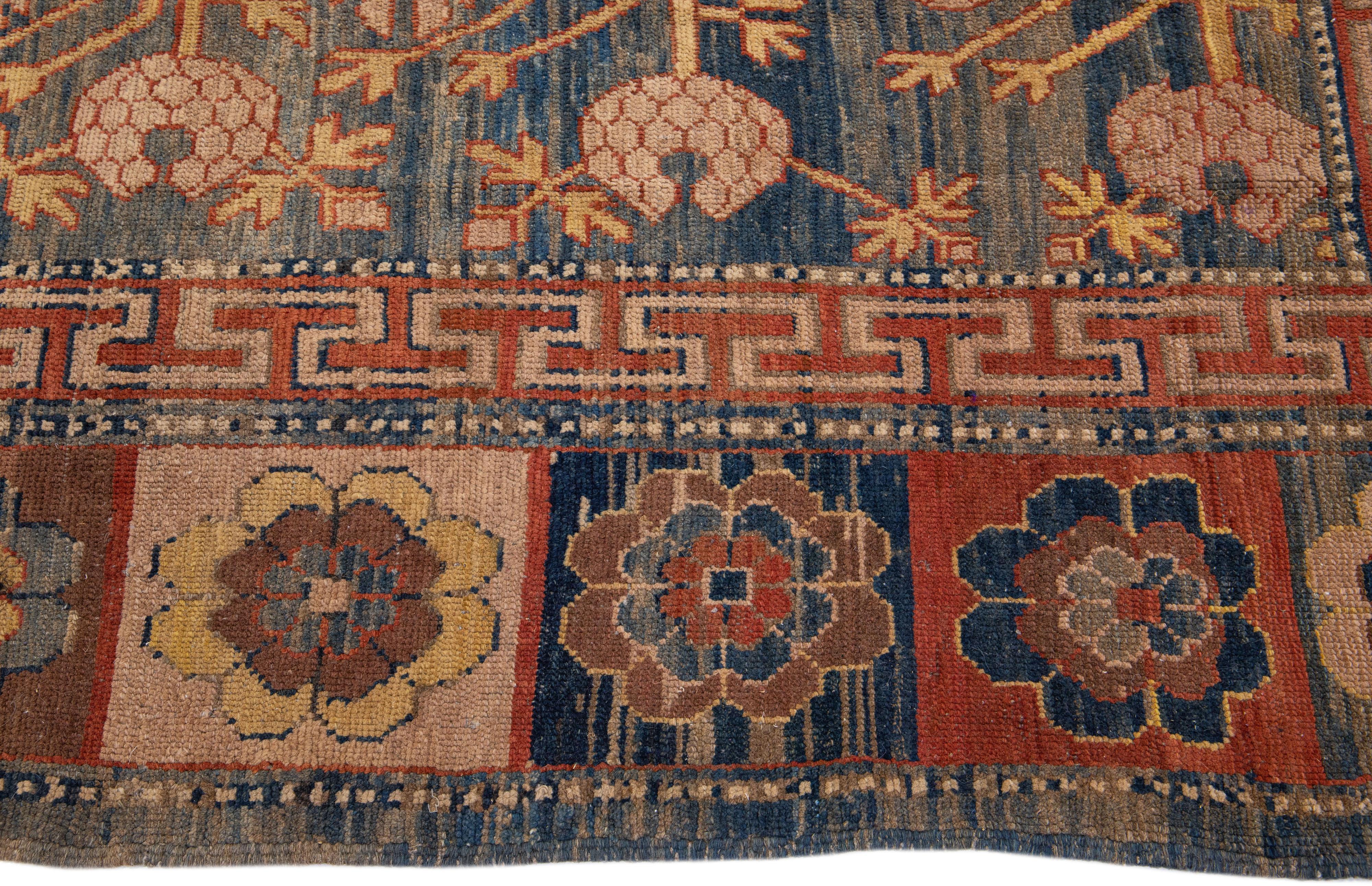 Stammes-Wollteppich in Blau im Khotan-Stil in Zimmergröße (Handgeknüpft) im Angebot