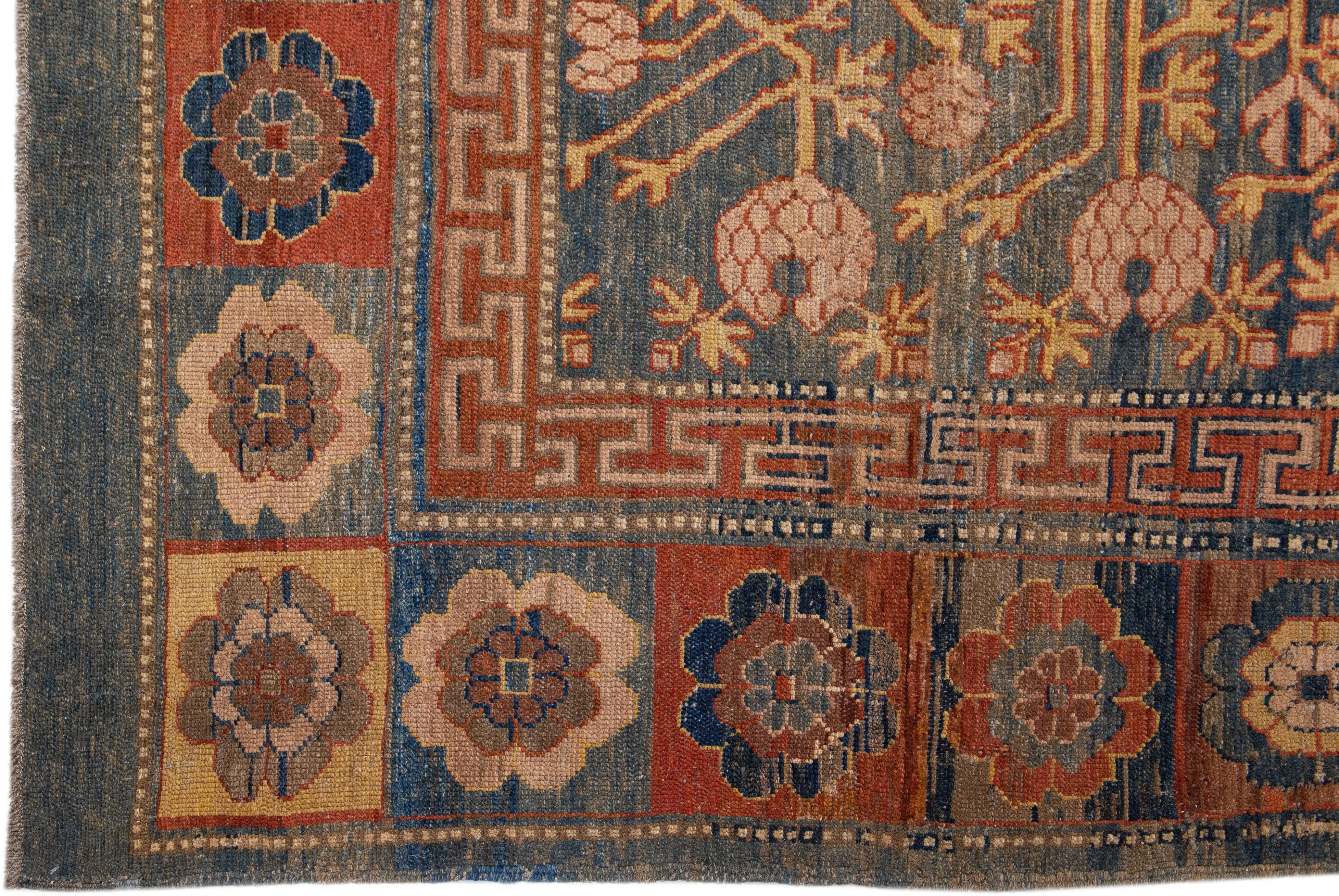 Stammes-Wollteppich in Blau im Khotan-Stil in Zimmergröße (Wolle) im Angebot
