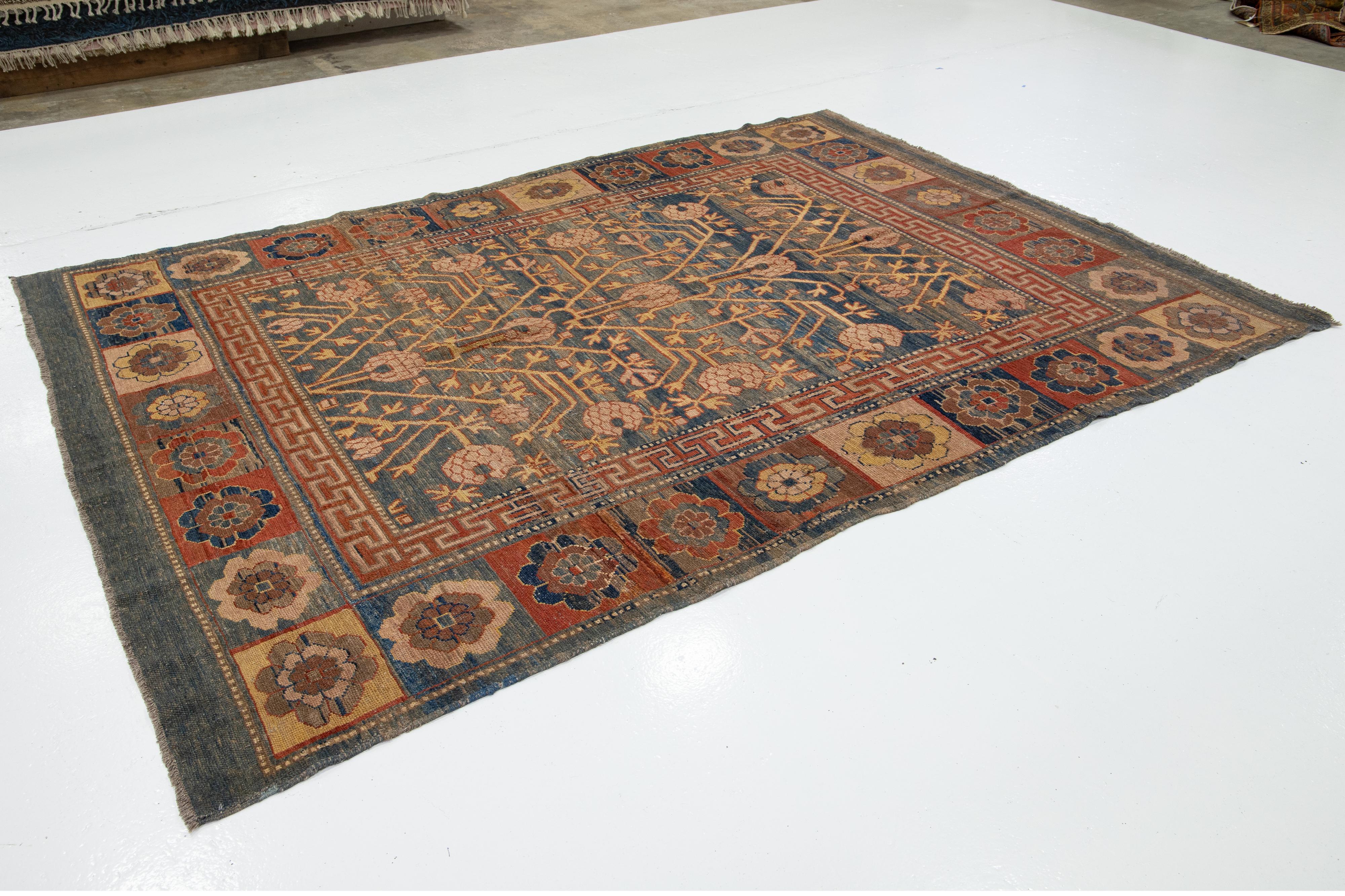 Stammes-Wollteppich in Blau im Khotan-Stil in Zimmergröße im Angebot 1