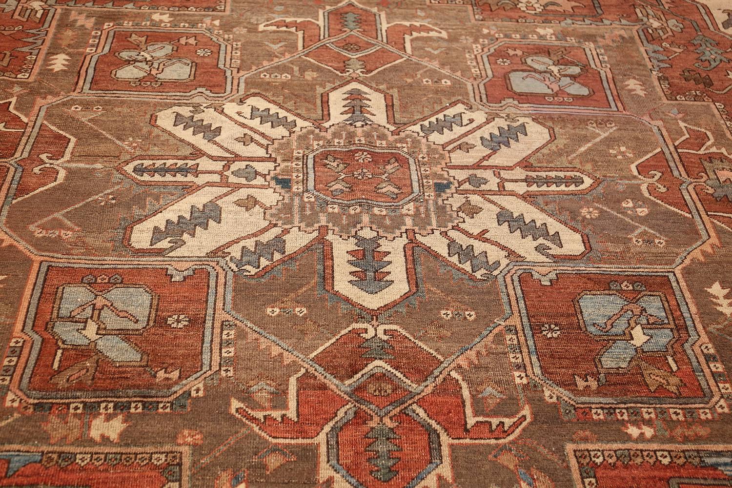Room Sized Antique Persian Serapi Carpet. Size: 9 ft 9 in x 12 ft 10 in In Excellent Condition In New York, NY