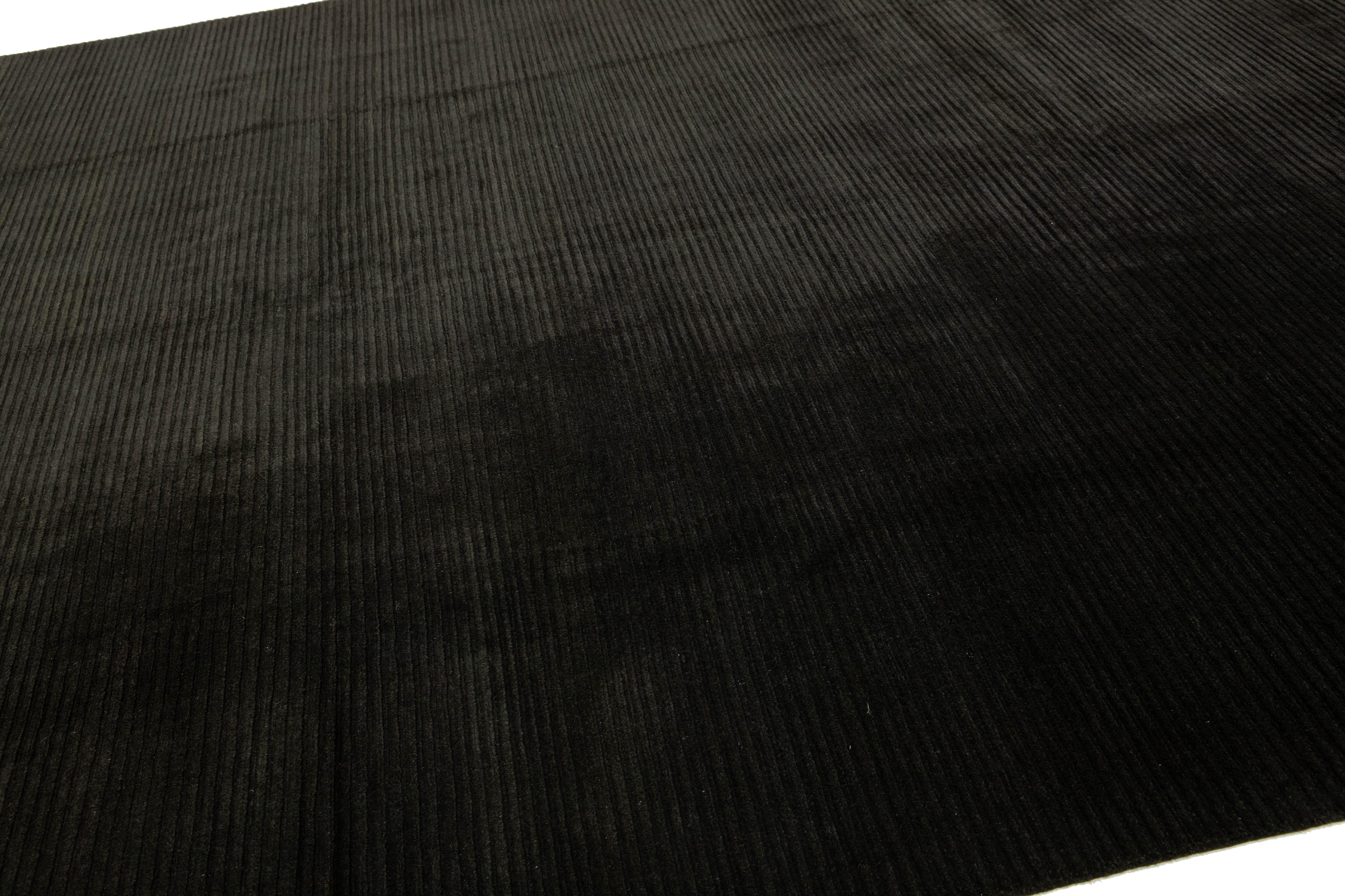 Noué à la main Tapis tibétain contemporain en laine et soie, de couleur vert foncé, de la taille d'une pièce en vente