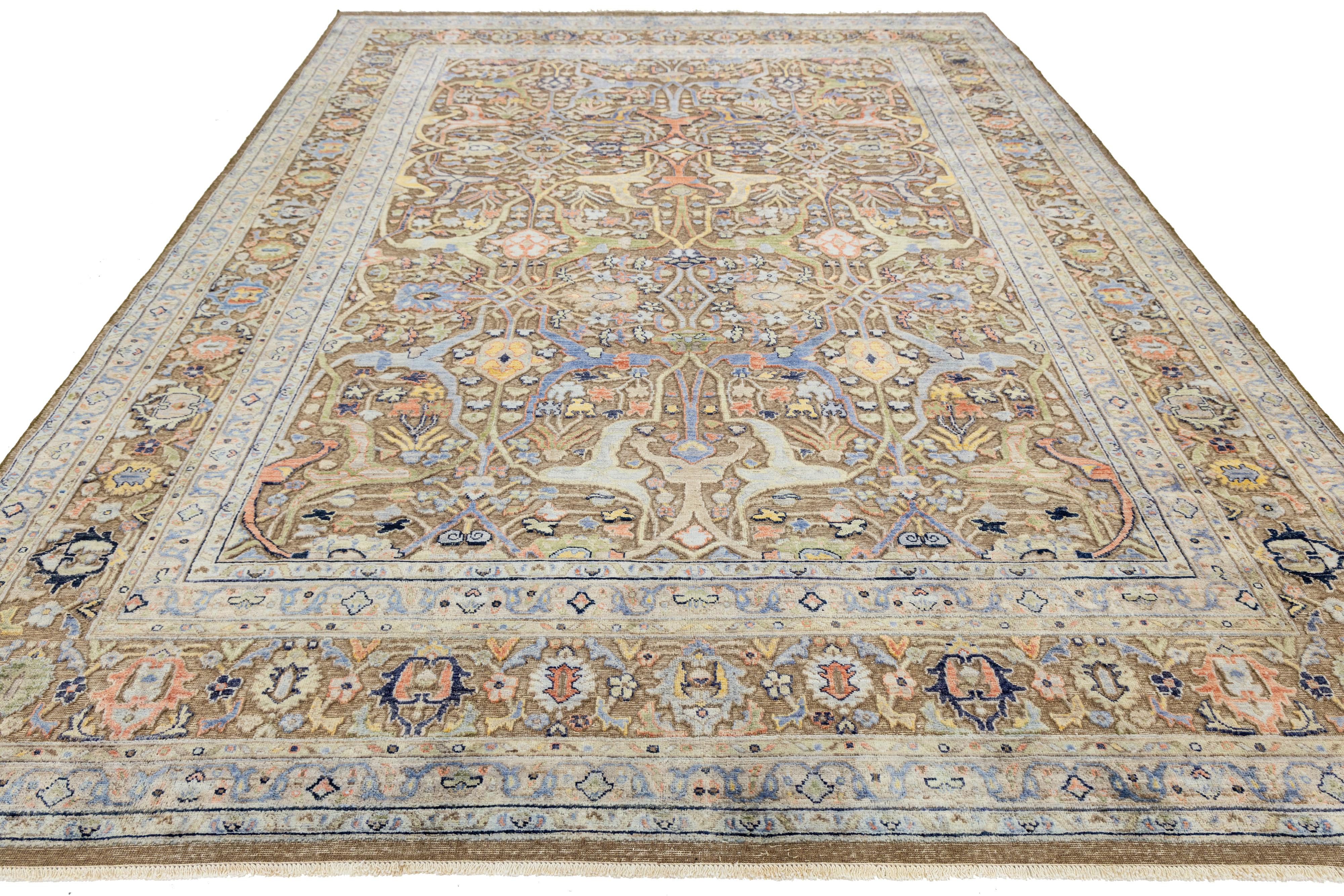 Tapis moderne en laine nouée à la main de style Bidjar, avec des motifs beiges et bruns. Cette pièce comprend des accents multicolores et présente un motif floral allover, complété par des franges beiges.

Ce tapis mesure : 9' x 12'5