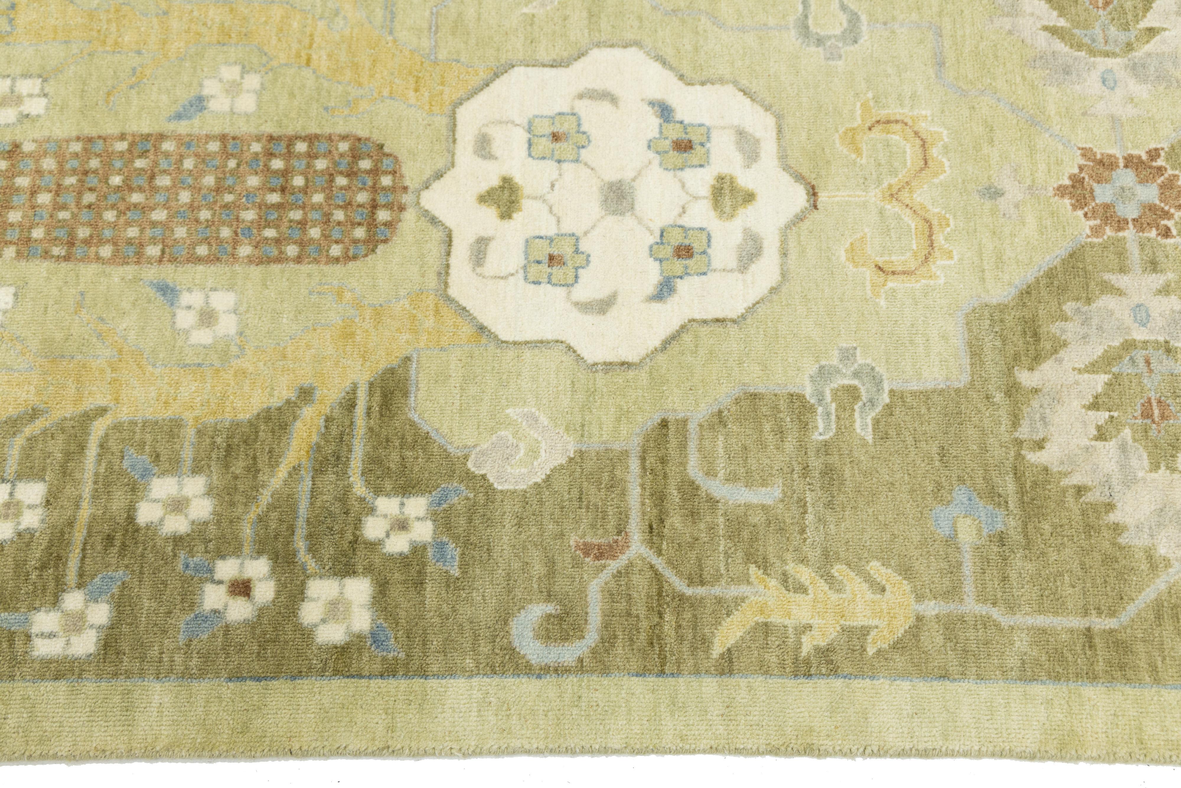 Room Sized Modern Floral Oushak Style Wool Rug Handmade In Green (Tapis de laine moderne de style Oushak fait à la main en vert) en vente 3