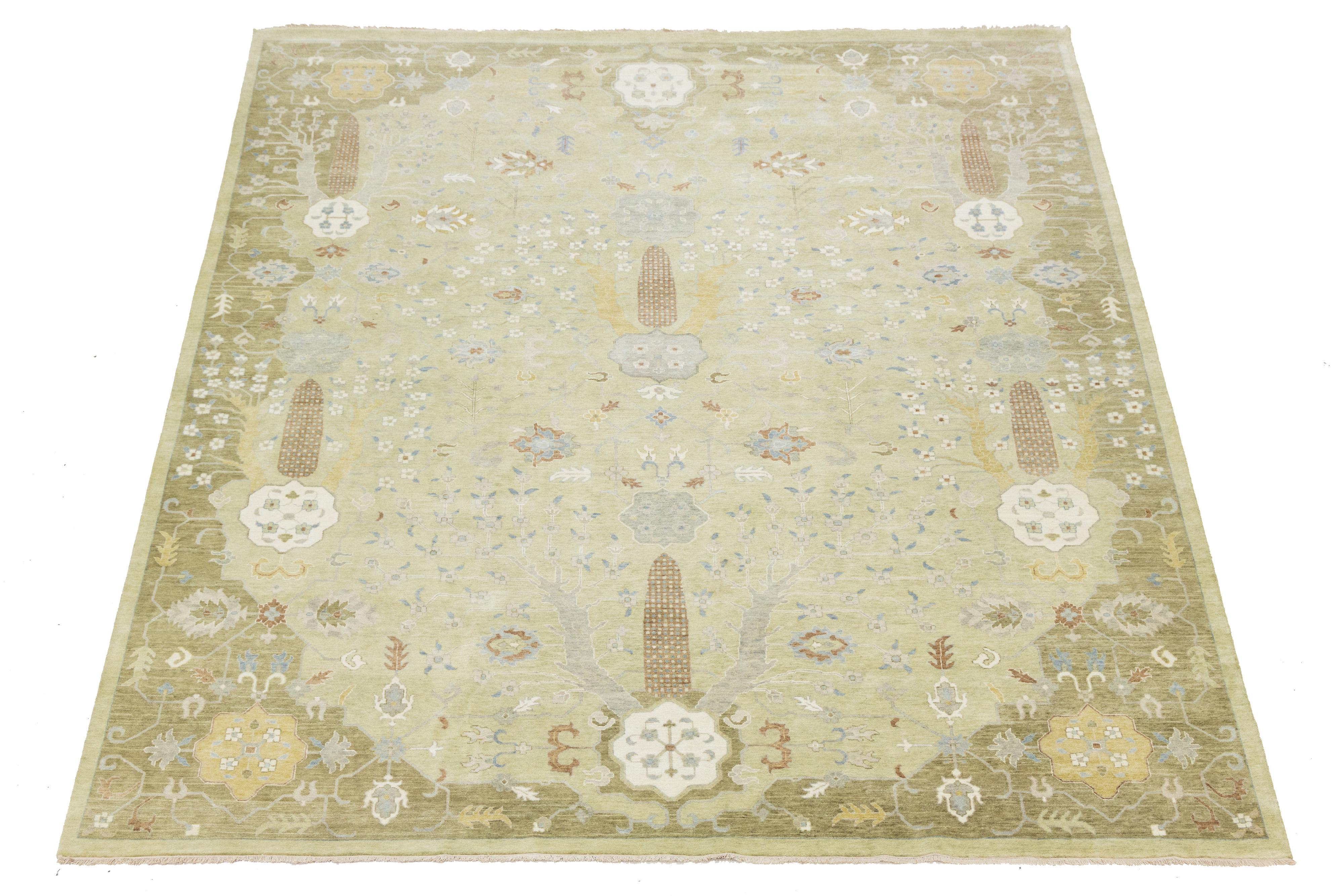 Ce tapis contemporain en laine de style Oushak allie harmonieusement un design moderne à l'attrait intemporel de l'artisanat traditionnel Oushak. Il se caractérise par un fond vert clair saisissant, orné de motifs floraux qui présentent un éventail