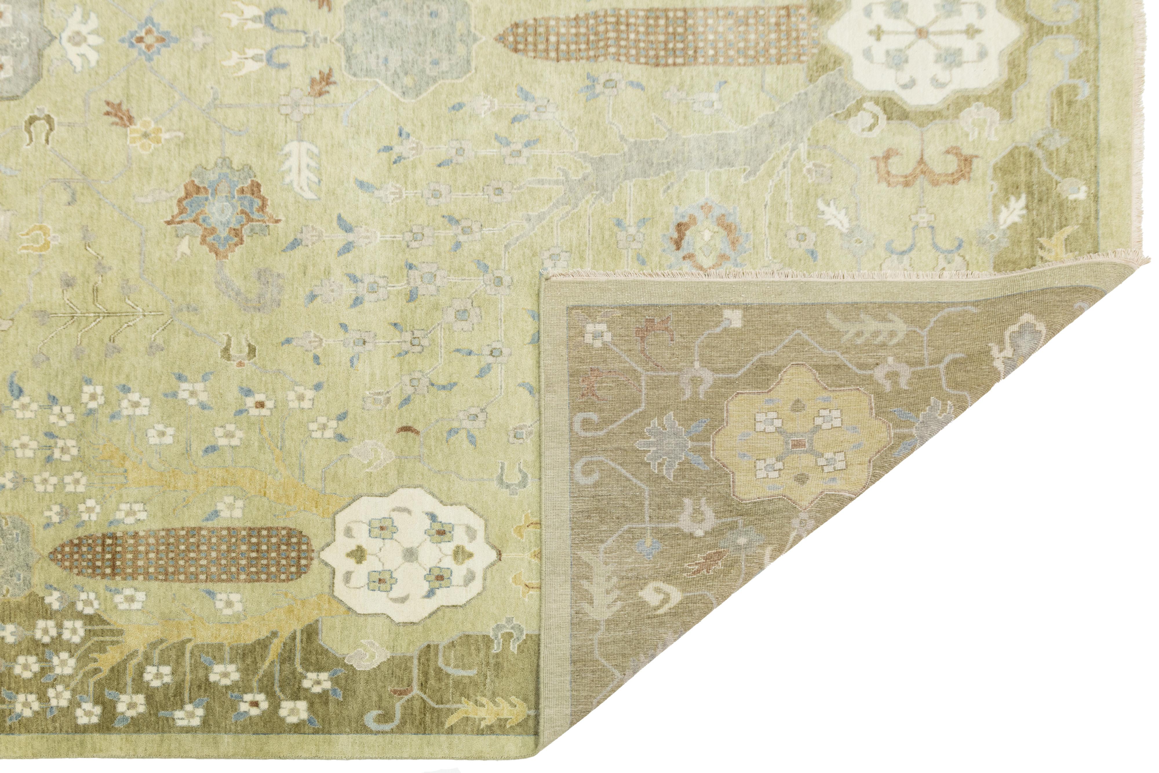 Indien Room Sized Modern Floral Oushak Style Wool Rug Handmade In Green (Tapis de laine moderne de style Oushak fait à la main en vert) en vente