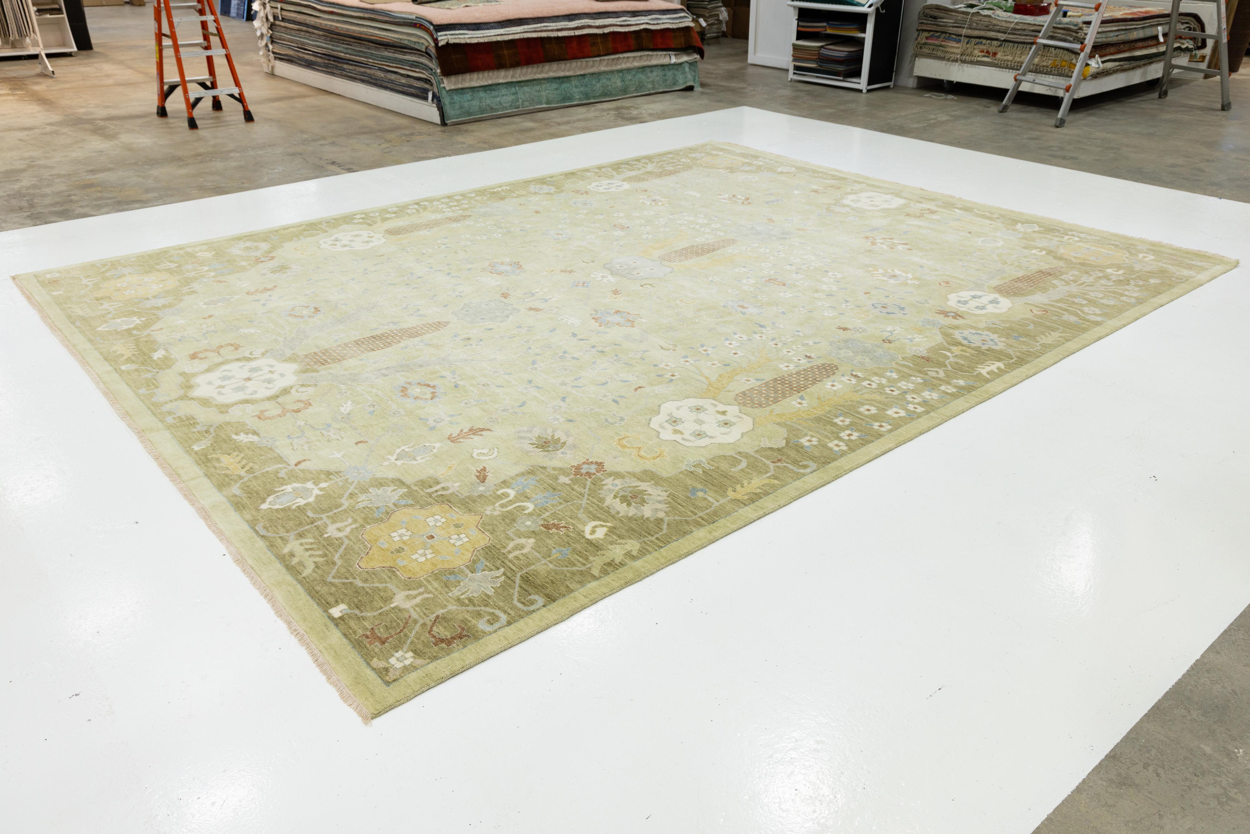 Room Sized Modern Floral Oushak Style Wool Rug Handmade In Green (Tapis de laine moderne de style Oushak fait à la main en vert) Neuf - En vente à Norwalk, CT