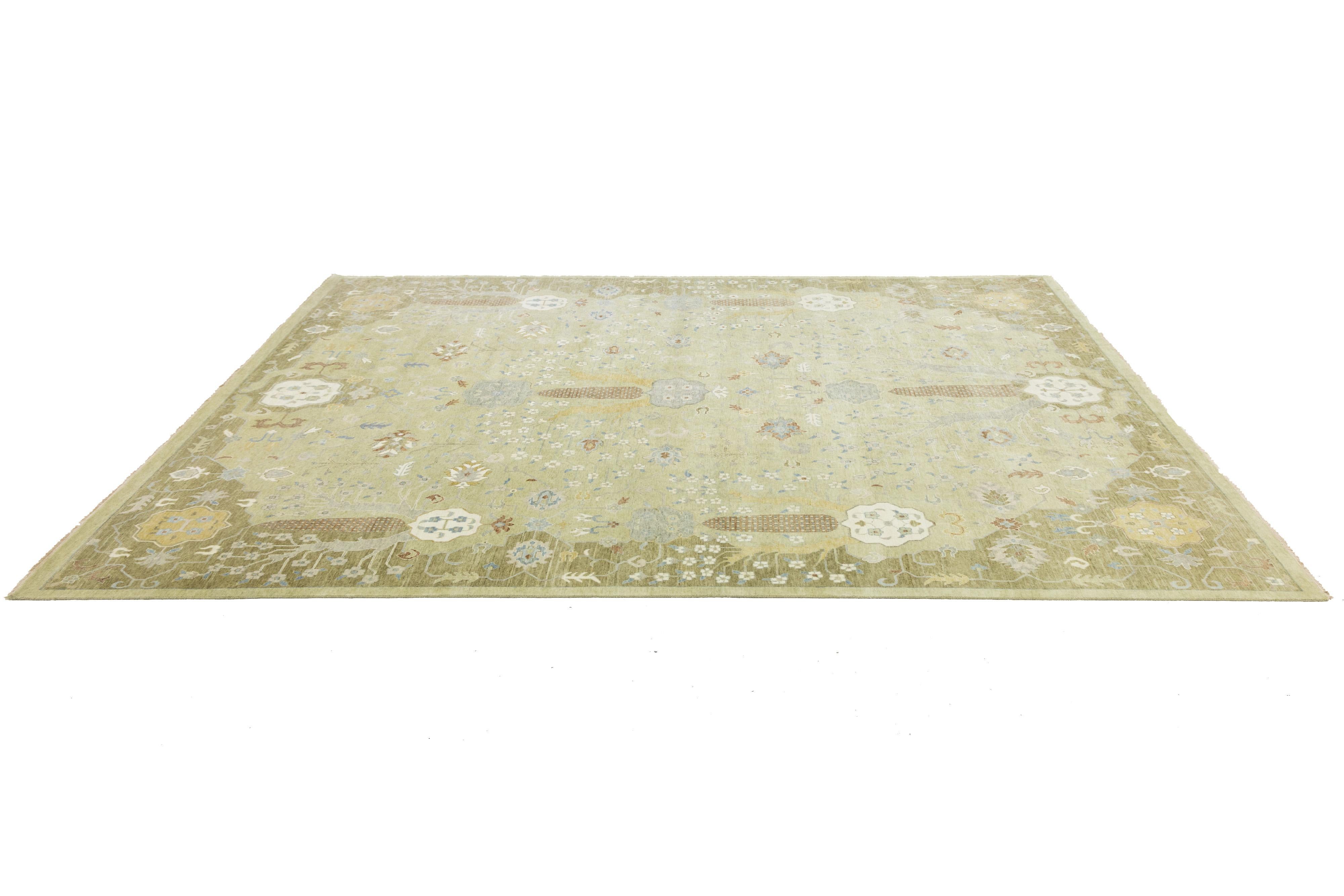 Room Sized Modern Floral Oushak Style Wool Rug Handmade In Green (Tapis de laine moderne de style Oushak fait à la main en vert) en vente 1