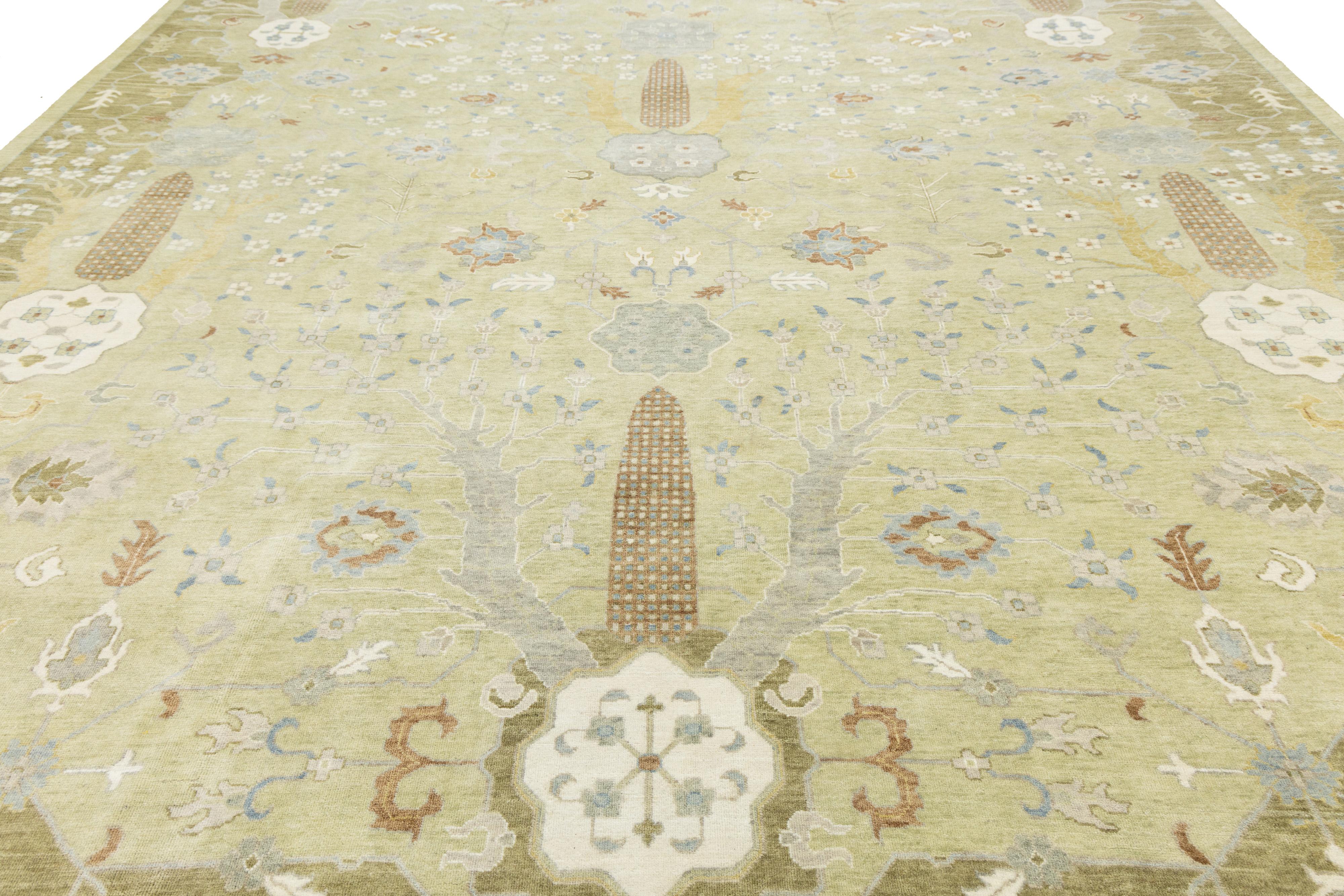 Room Sized Modern Floral Oushak Style Wool Rug Handmade In Green (Tapis de laine moderne de style Oushak fait à la main en vert) en vente 2