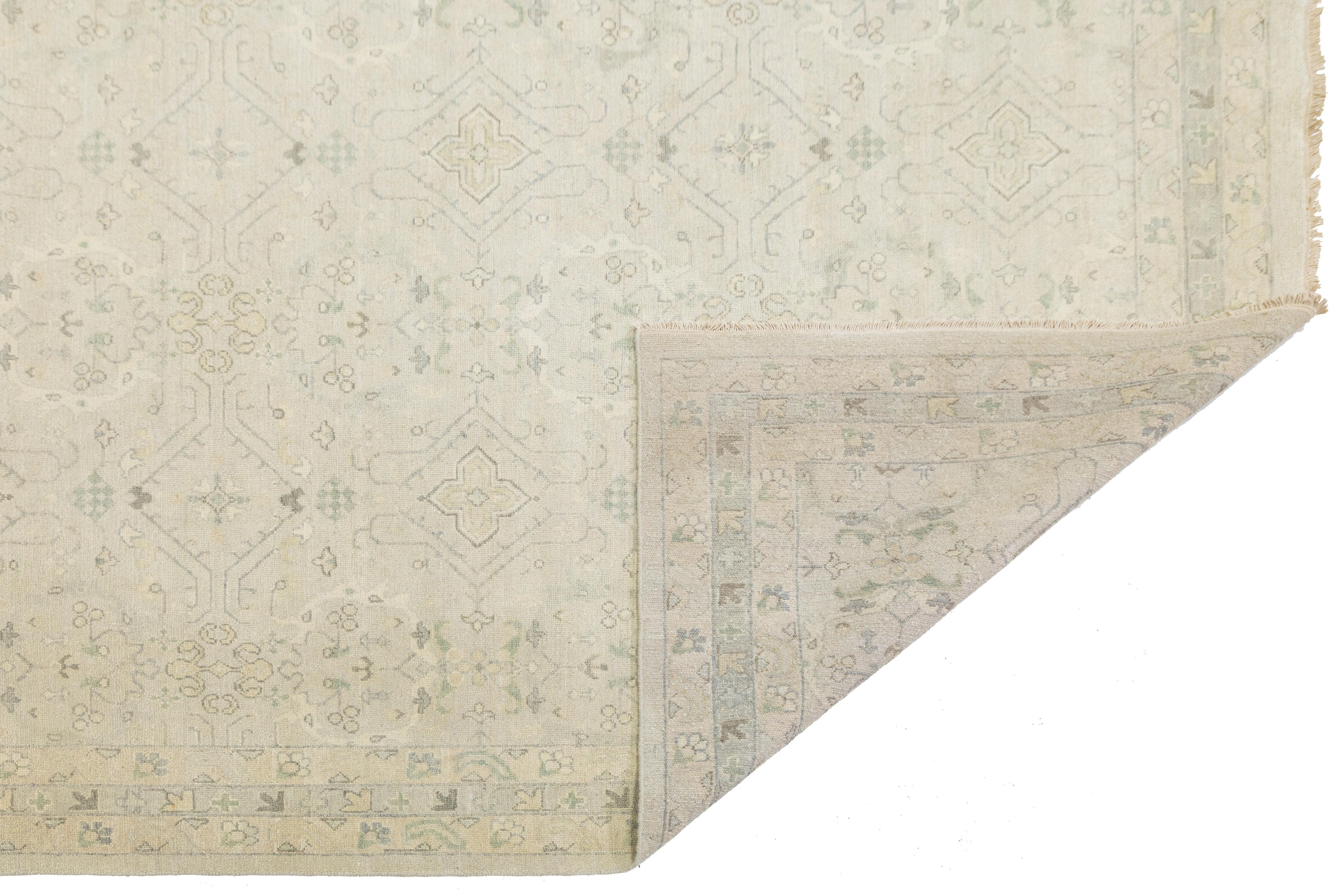 Indien Tapis moderne de style Oushak en laine beige fait à la main avec motif Allover en vente