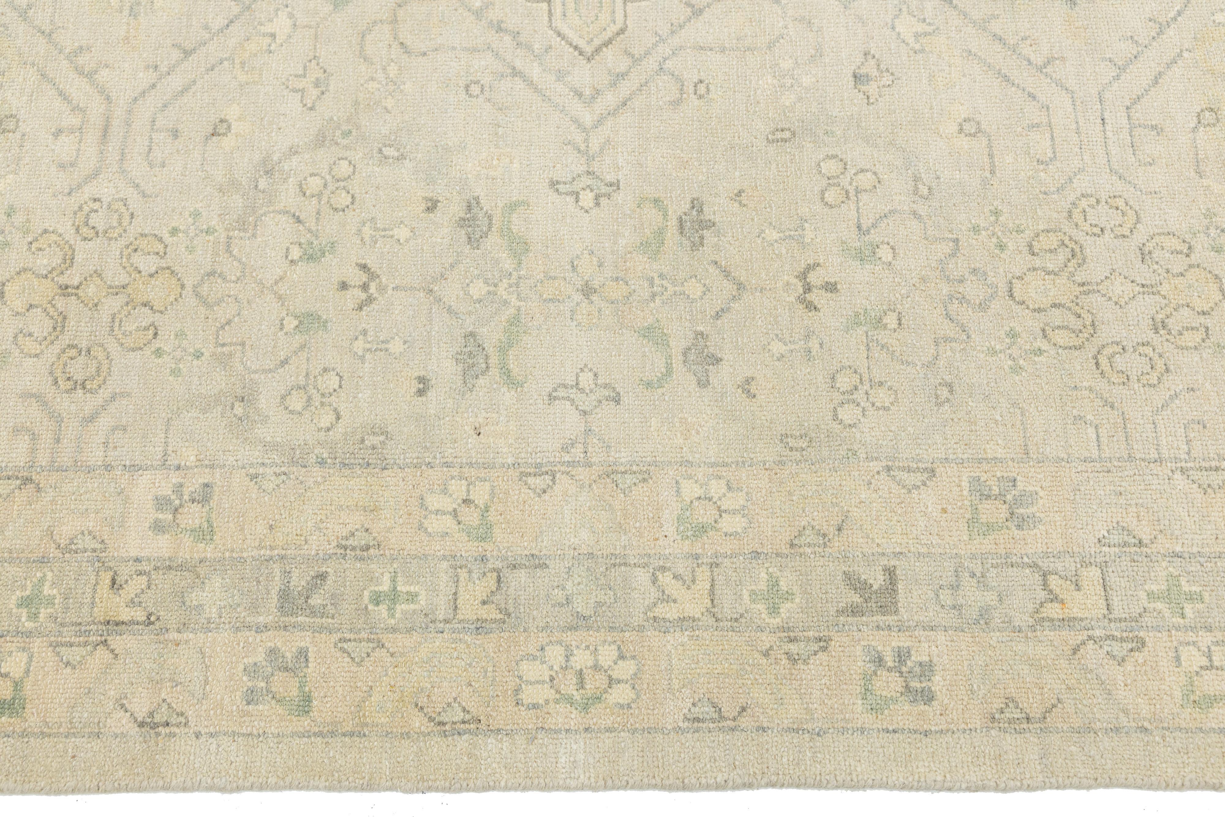 Tapis moderne de style Oushak en laine beige fait à la main avec motif Allover Neuf - En vente à Norwalk, CT