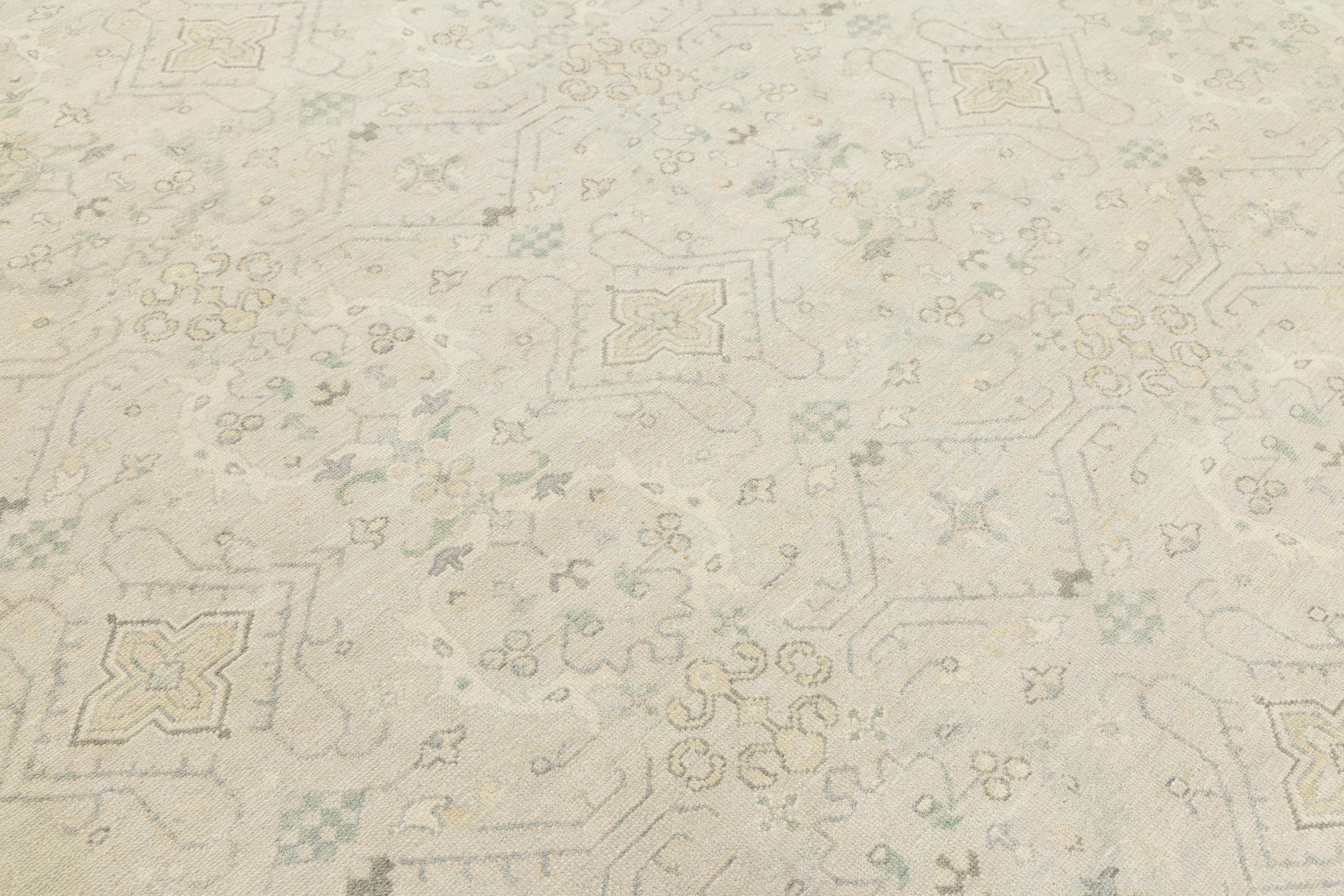 XXIe siècle et contemporain Tapis moderne de style Oushak en laine beige fait à la main avec motif Allover en vente
