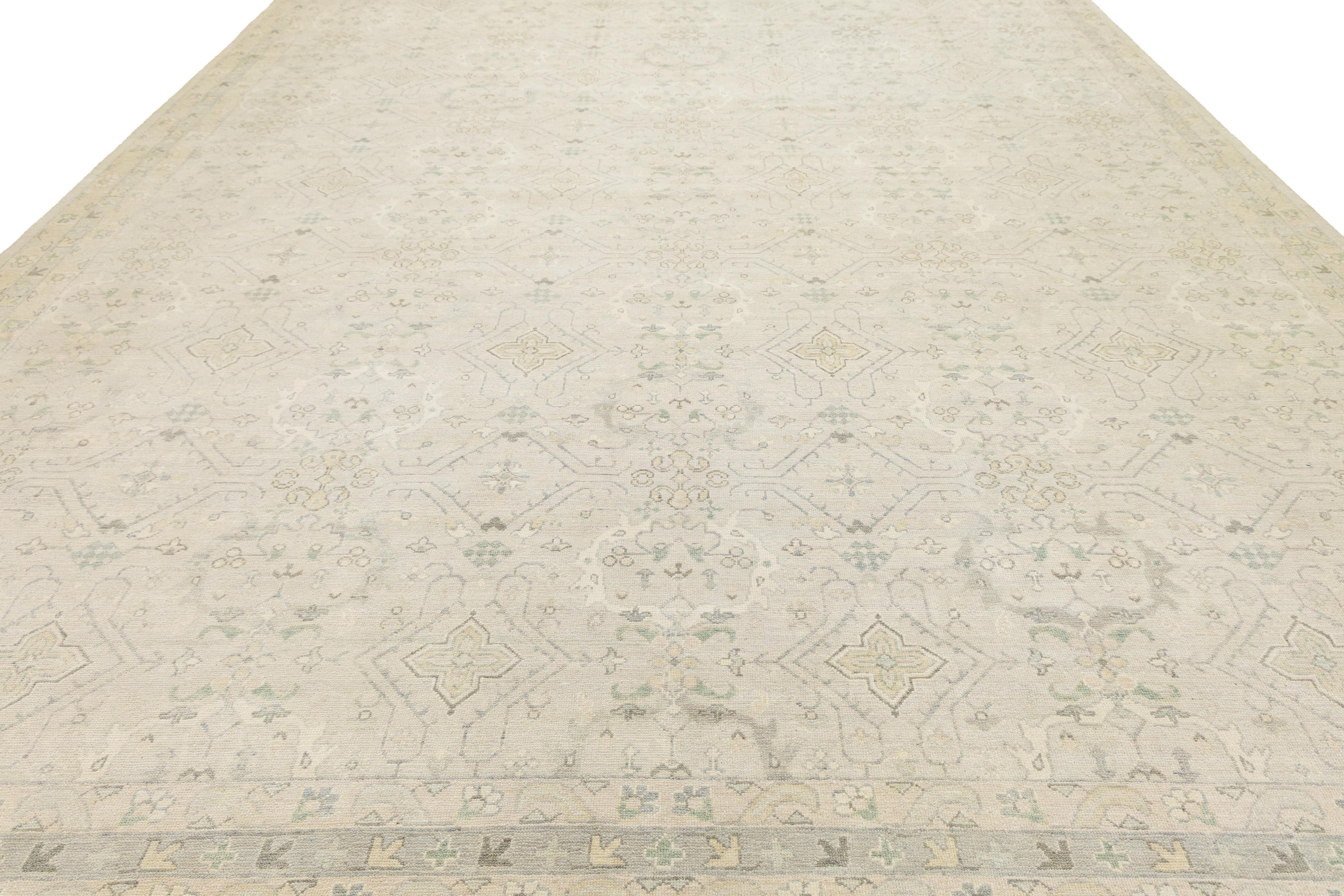 Laine Tapis moderne de style Oushak en laine beige fait à la main avec motif Allover en vente