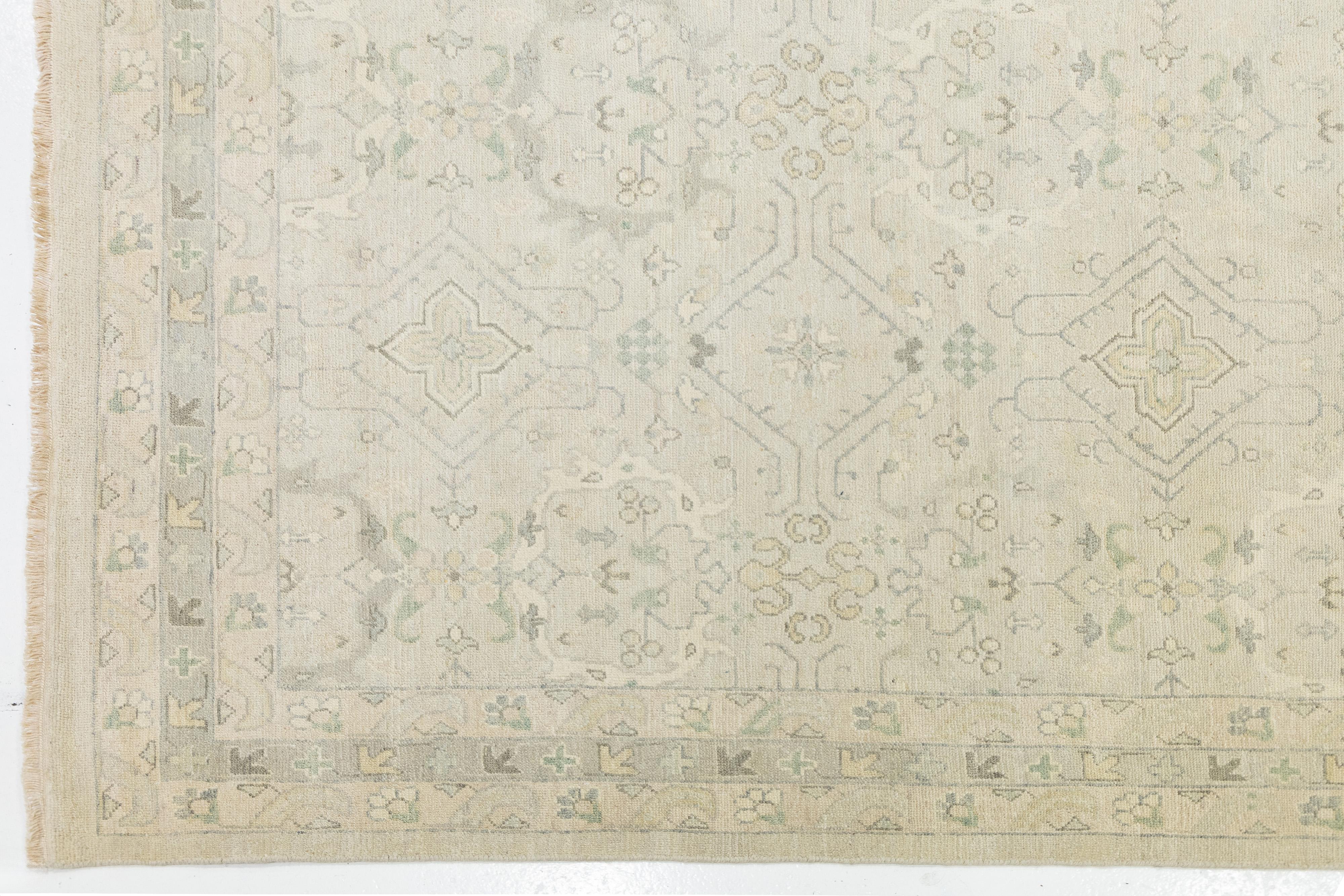 Tapis moderne de style Oushak en laine beige fait à la main avec motif Allover en vente 1