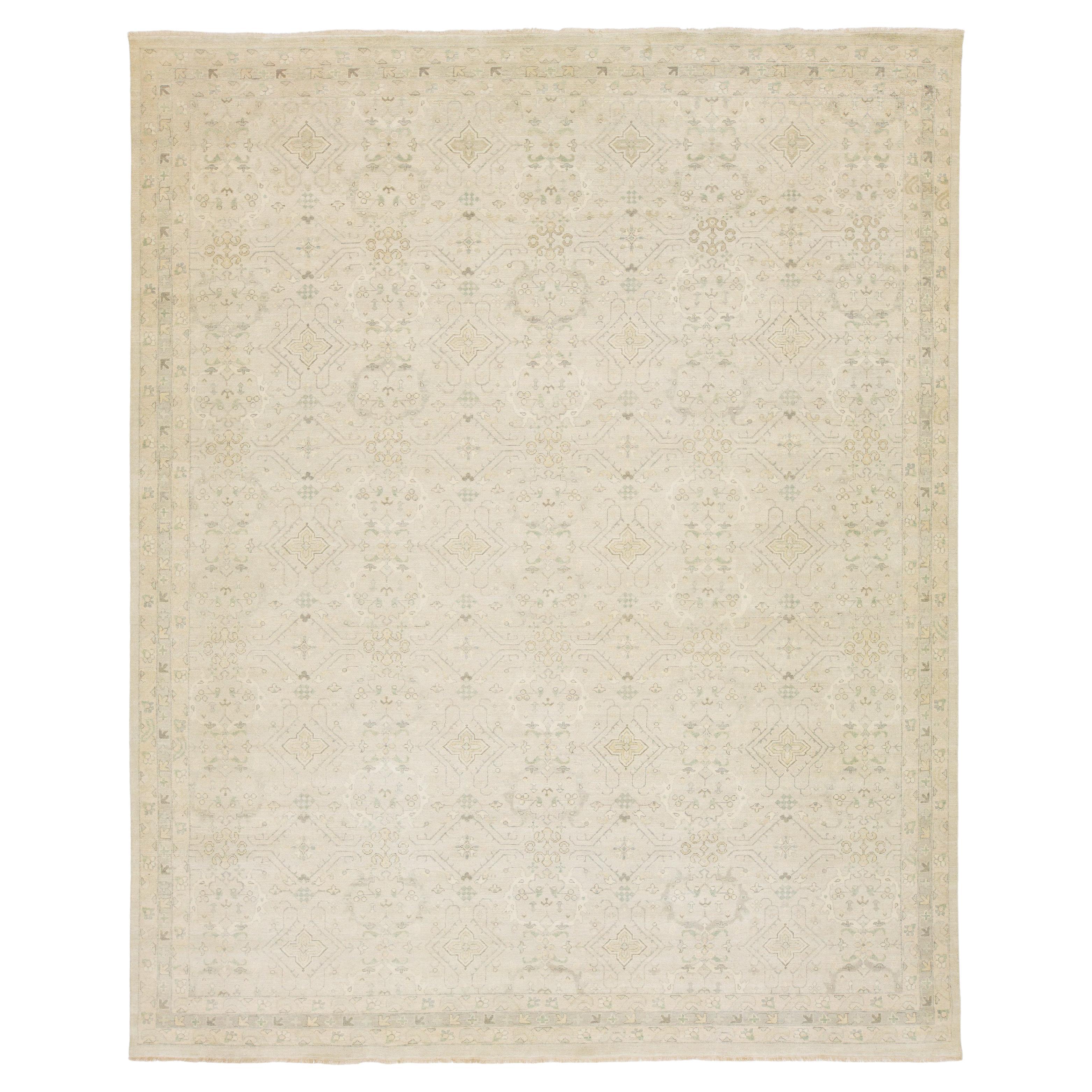 Tapis moderne de style Oushak en laine beige fait à la main avec motif Allover