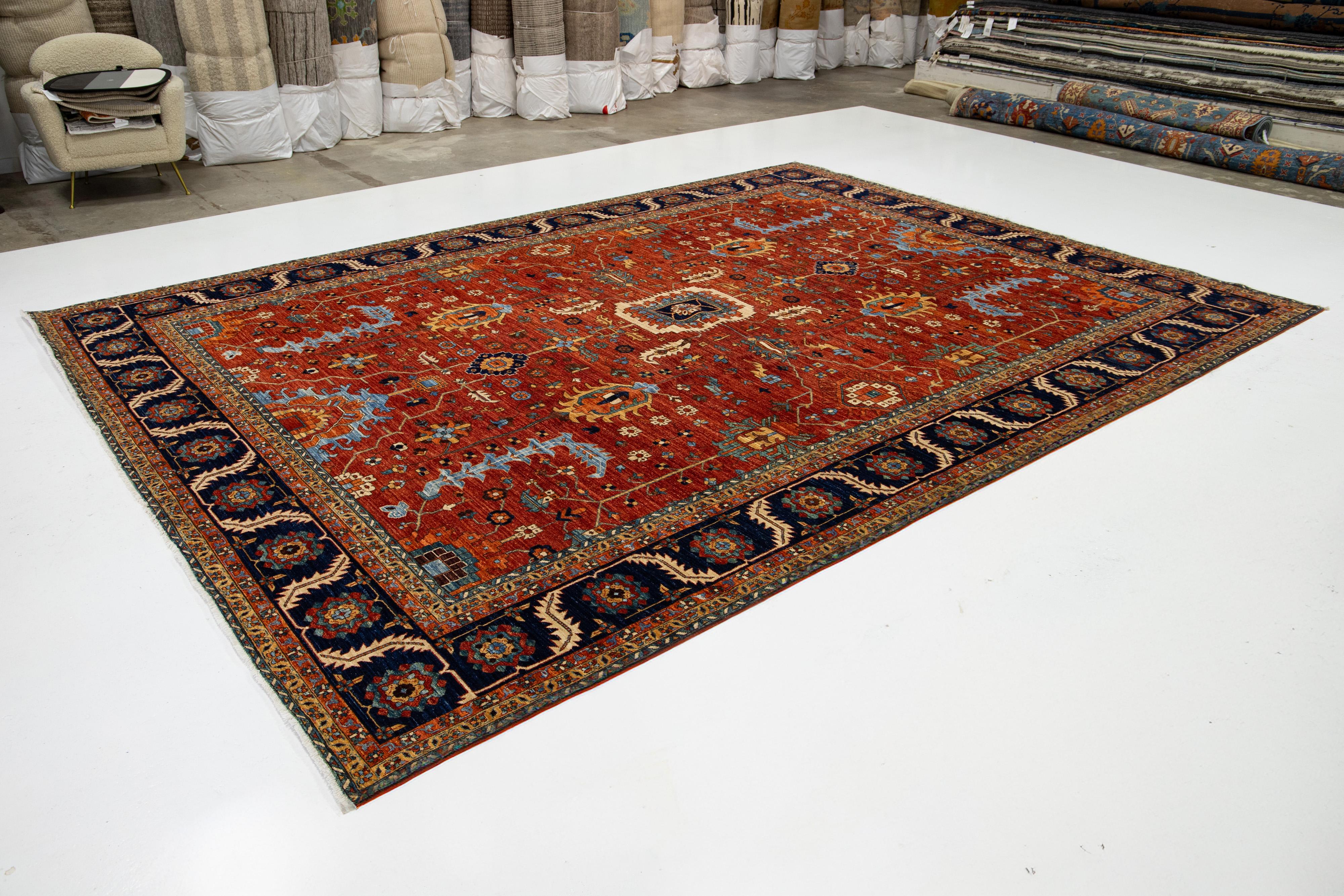Alfombra moderna de lana de estilo serapi en rojo óxido con diseño floral por toda la habitación Islámico en venta