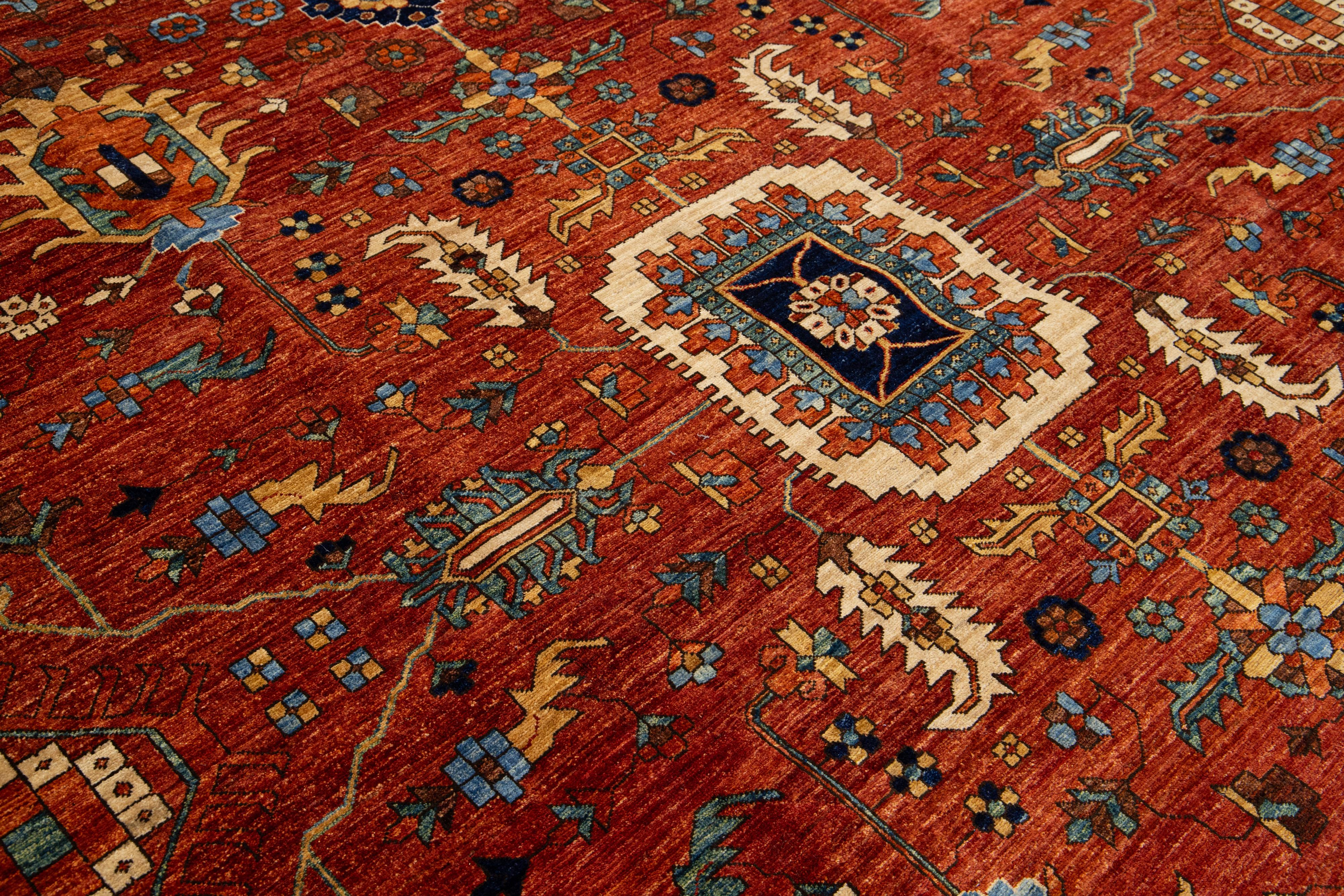 Alfombra moderna de lana de estilo serapi en rojo óxido con diseño floral por toda la habitación Lana en venta