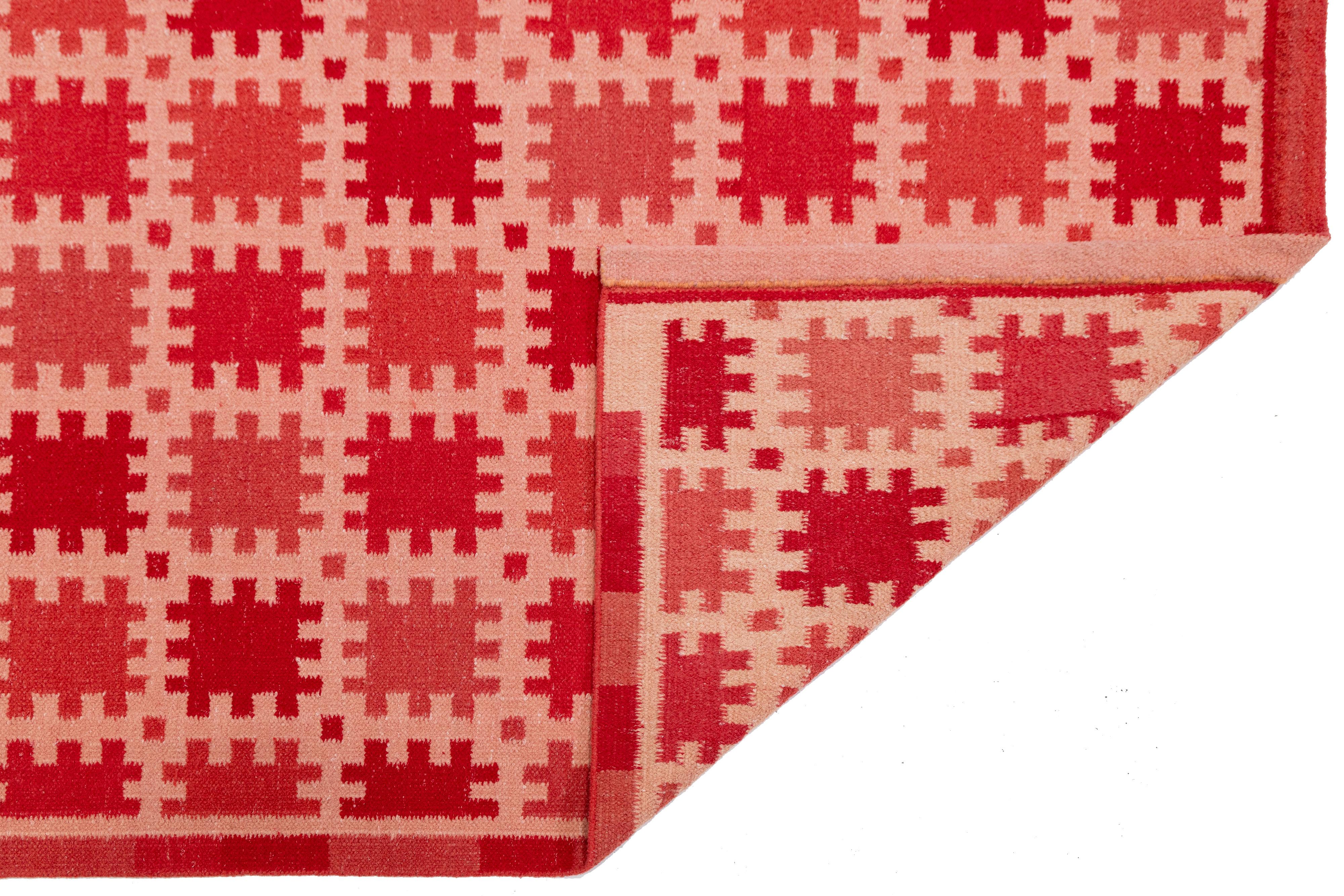 Scandinave moderne Tapis moderne de style suédois à tissage plat et à motif géométrique en laine rouge, de la taille d'une pièce en vente