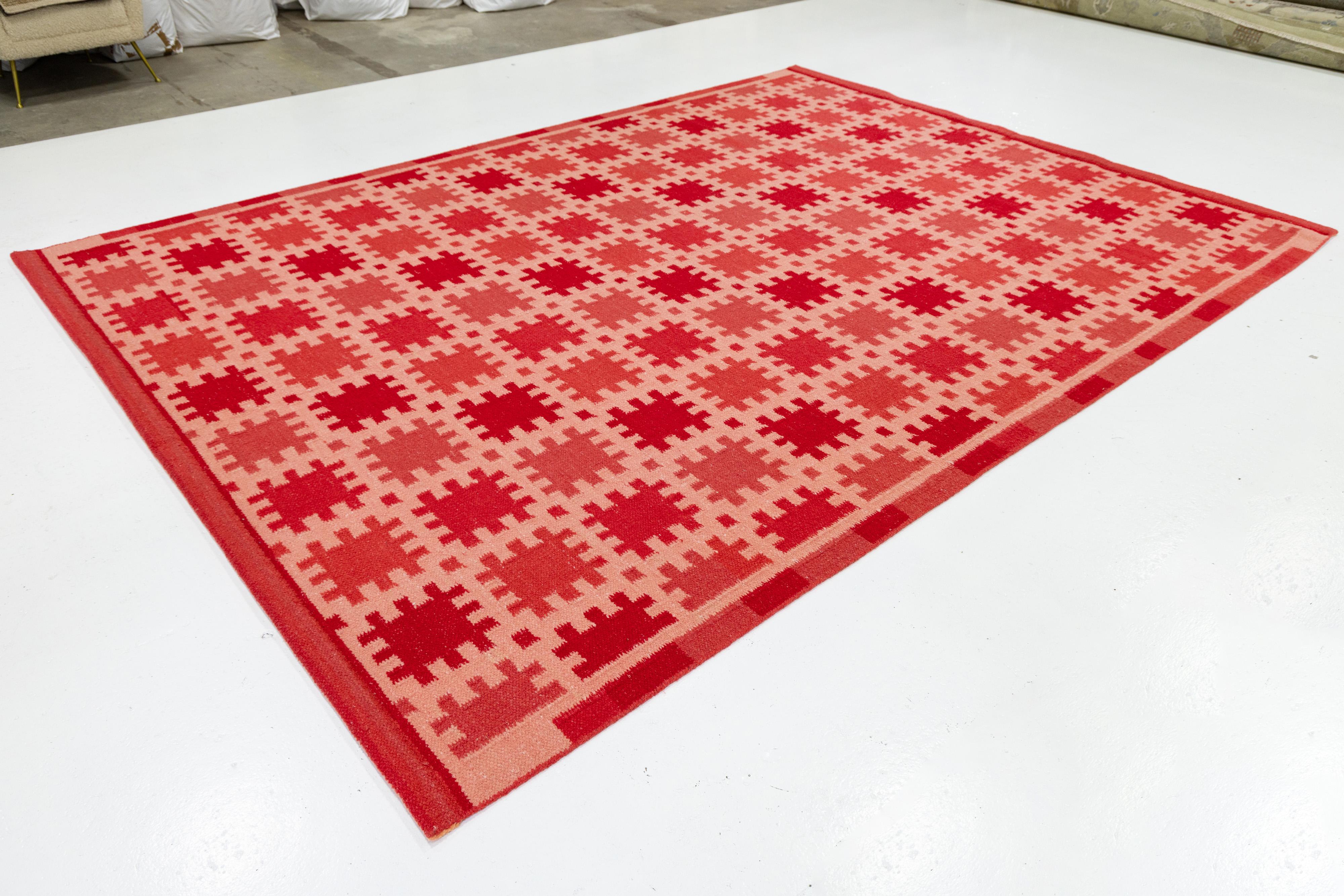 Indien Tapis moderne de style suédois à tissage plat et à motif géométrique en laine rouge, de la taille d'une pièce en vente