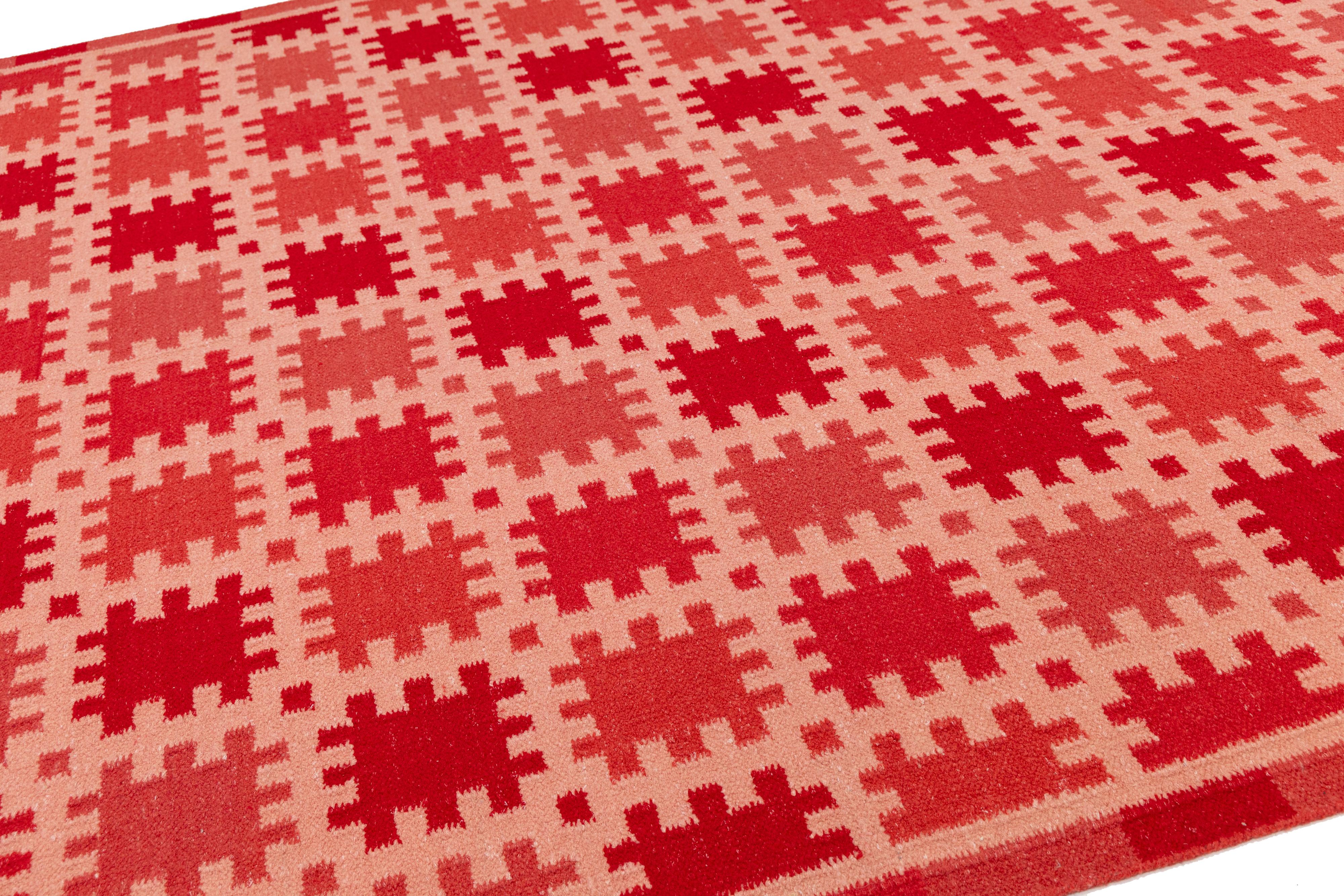 Noué à la main Tapis moderne de style suédois à tissage plat et à motif géométrique en laine rouge, de la taille d'une pièce en vente