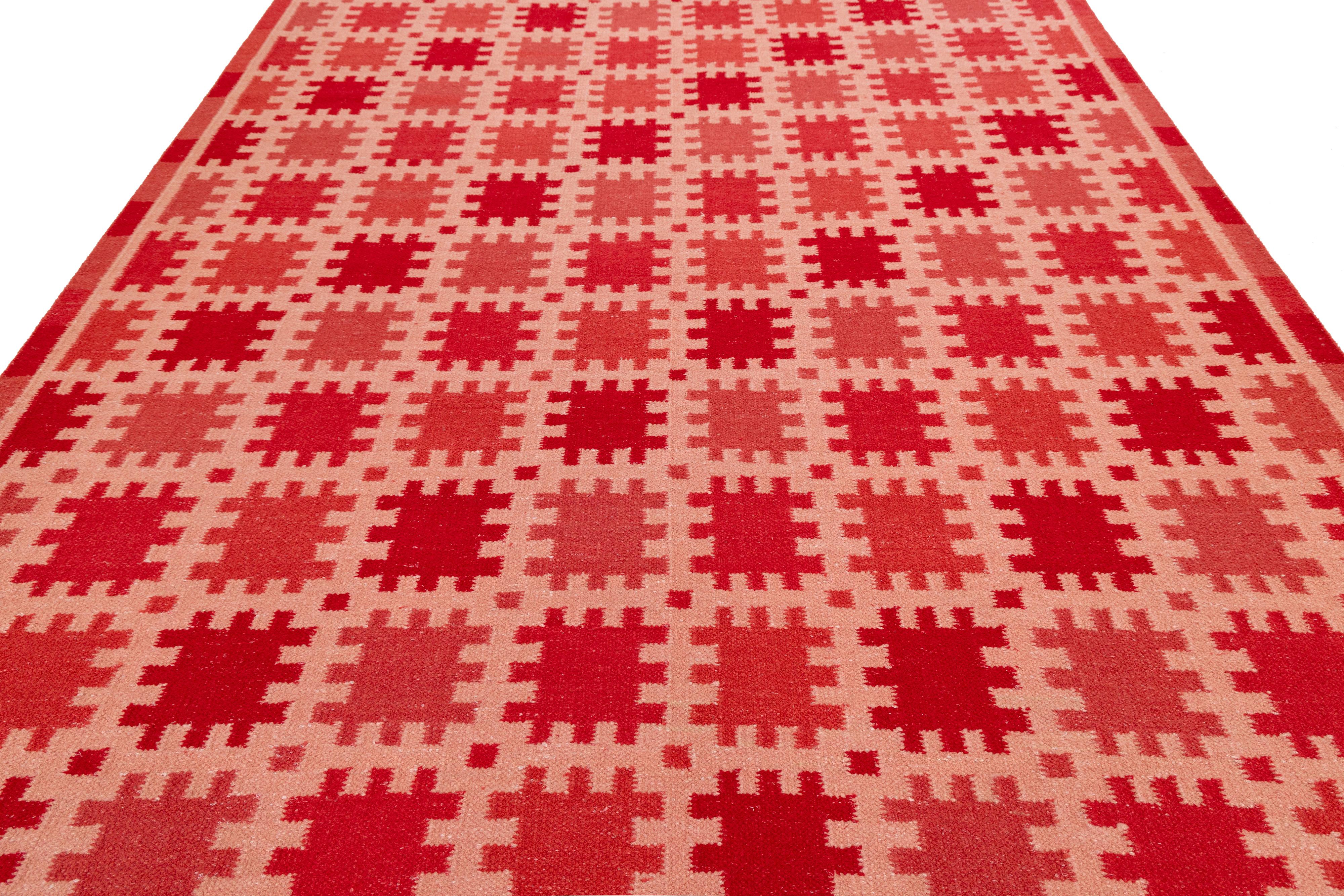 XXIe siècle et contemporain Tapis moderne de style suédois à tissage plat et à motif géométrique en laine rouge, de la taille d'une pièce en vente