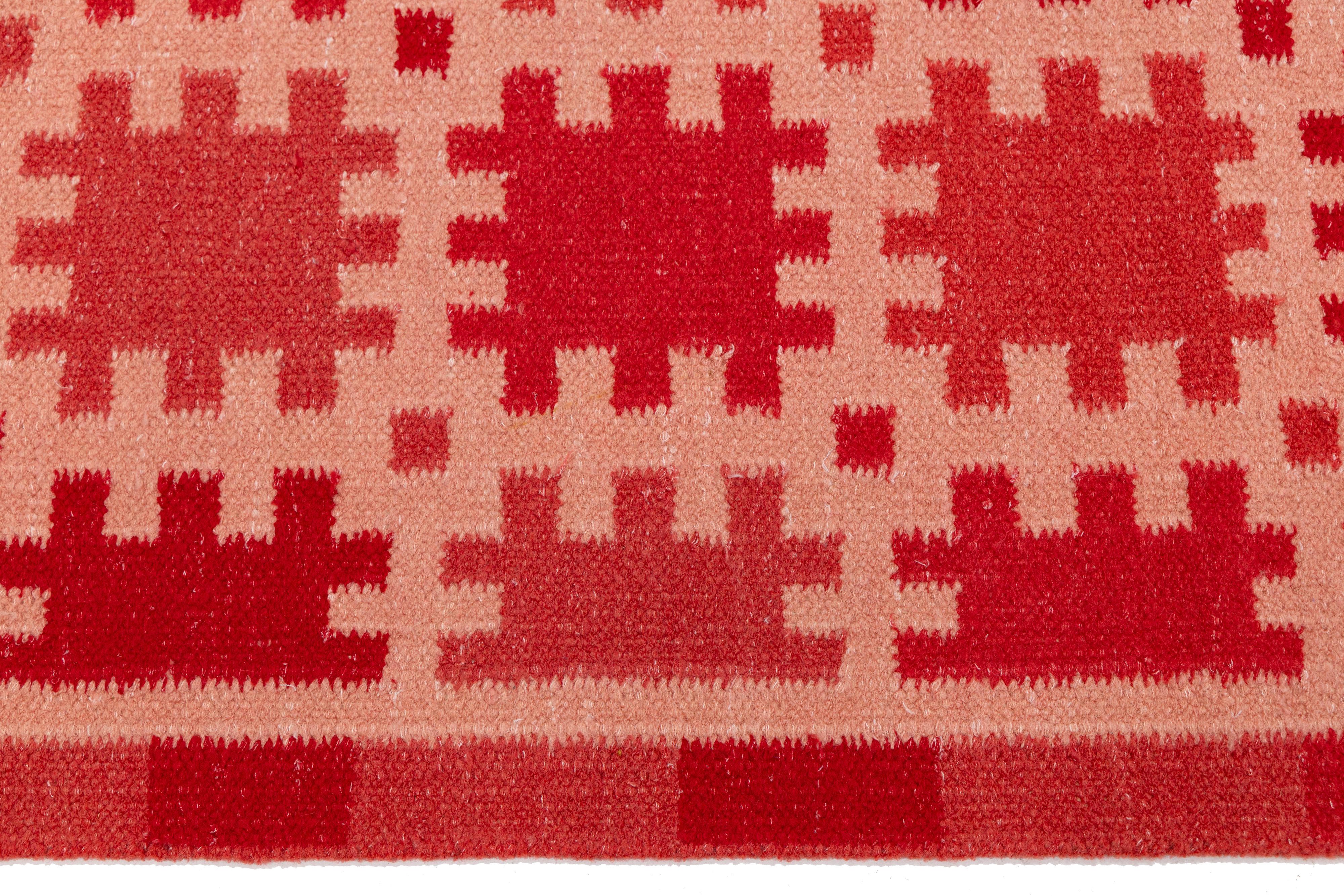 Laine Tapis moderne de style suédois à tissage plat et à motif géométrique en laine rouge, de la taille d'une pièce en vente