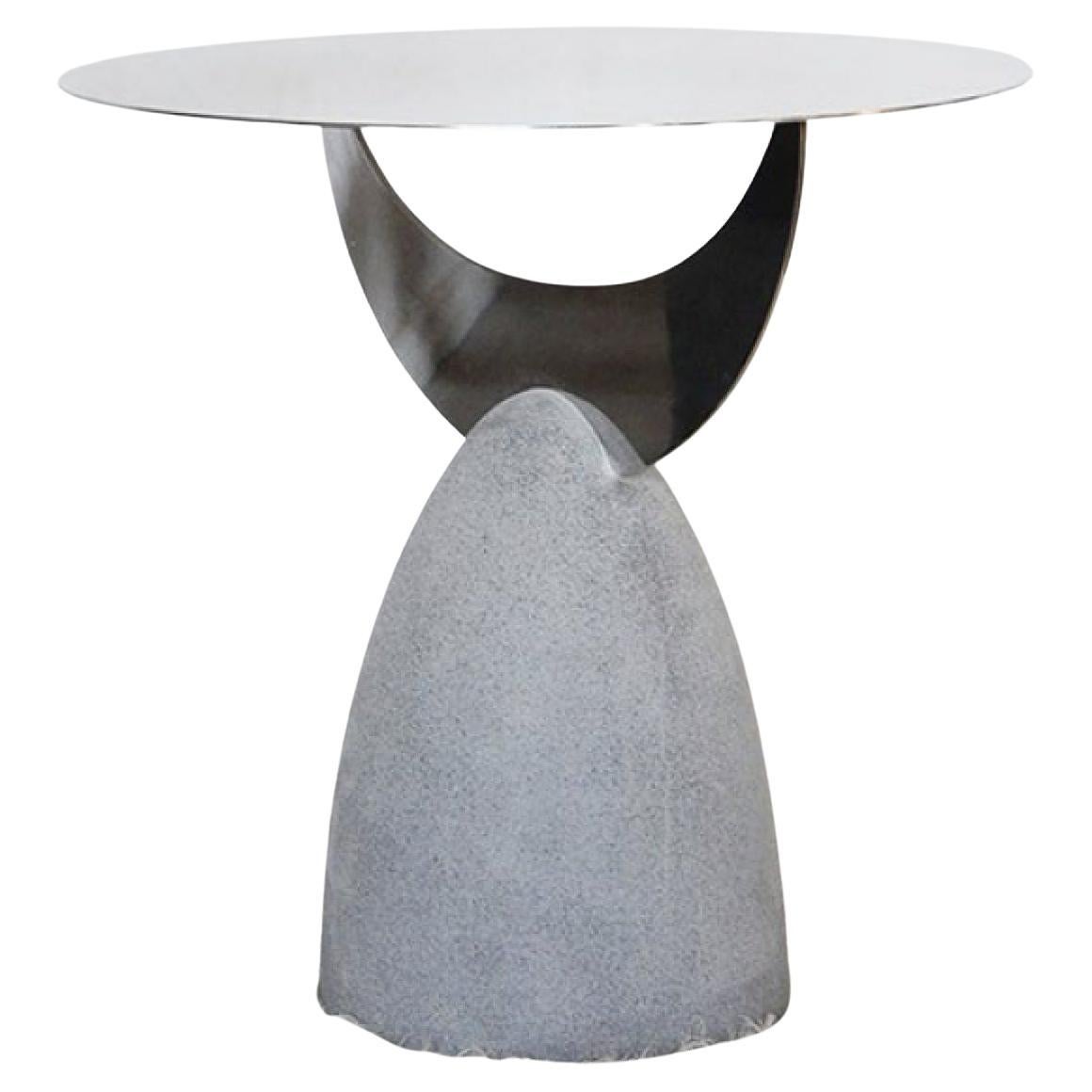Table d'appoint avec base en pierre de basalte et plateau en acier inoxydable en vente