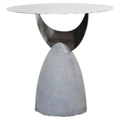 Table d'appoint avec base en pierre de basalte et plateau en acier inoxydable