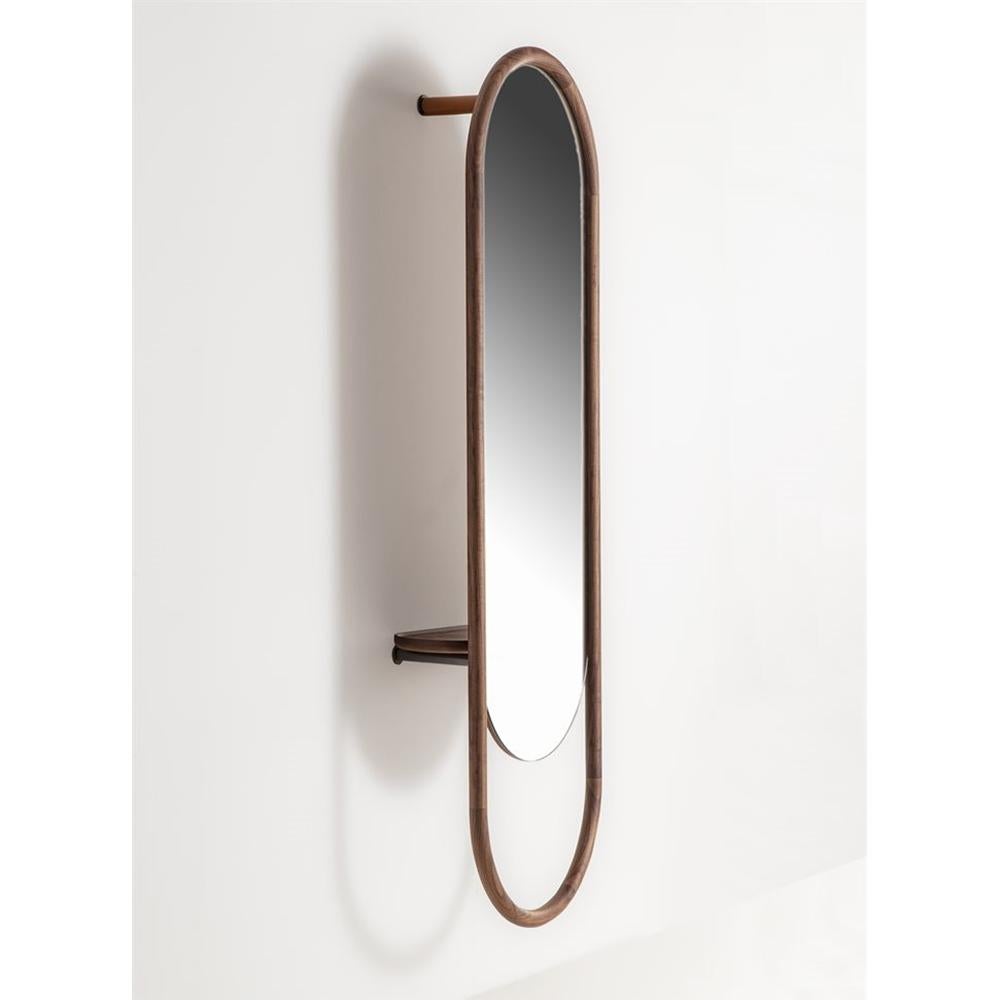 Mirror roomy walnut made with solid handcrafted
walnut wood, with solid handcrafted walnut wood
frame with mirror glass, with coin tray in solid walnut
and a hanging bar covered with genuine leather.