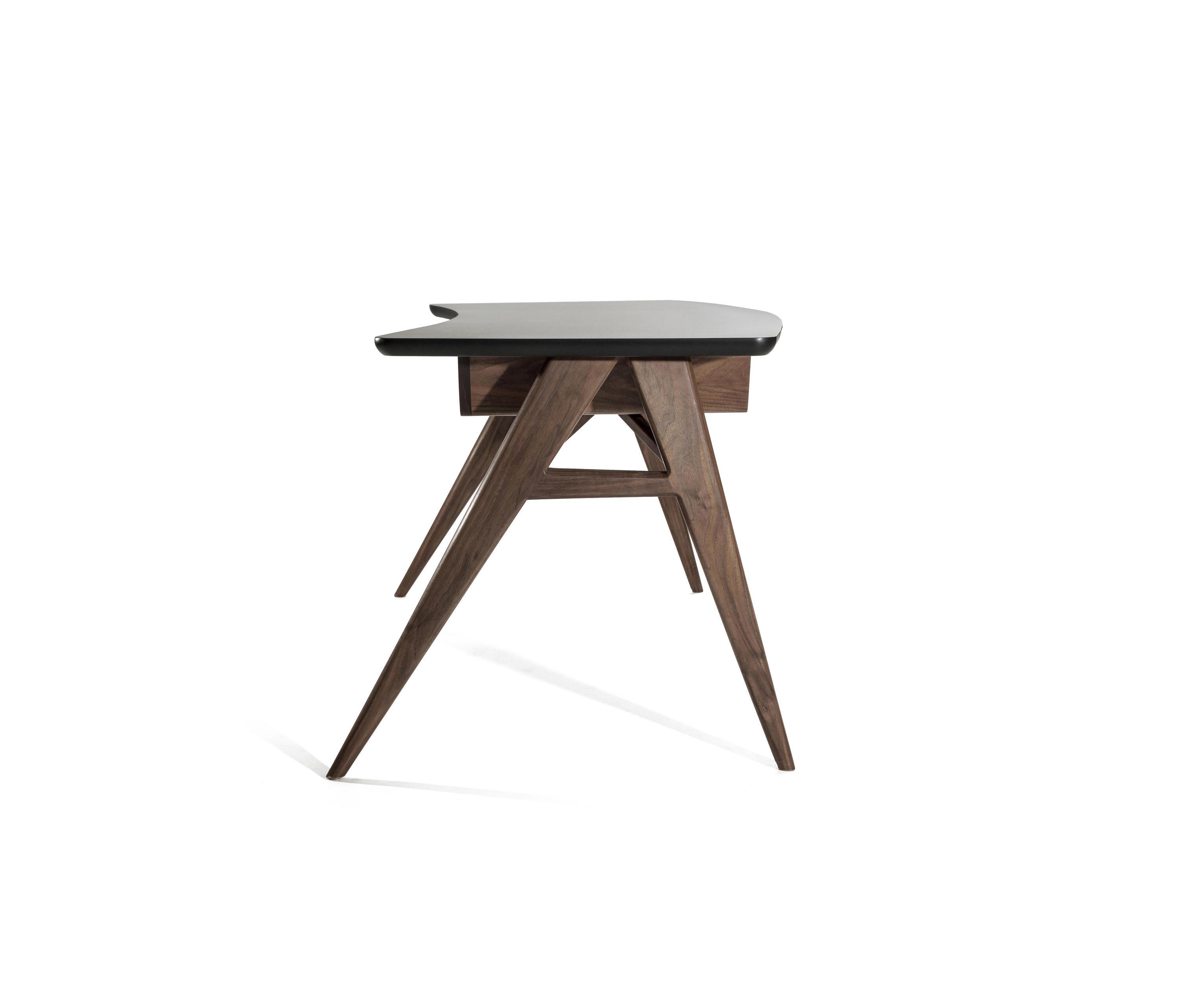 Schreibtisch aus Nussbaum, Mahagoni und Stahl mit Hahnenholz (Mexikanisch) im Angebot