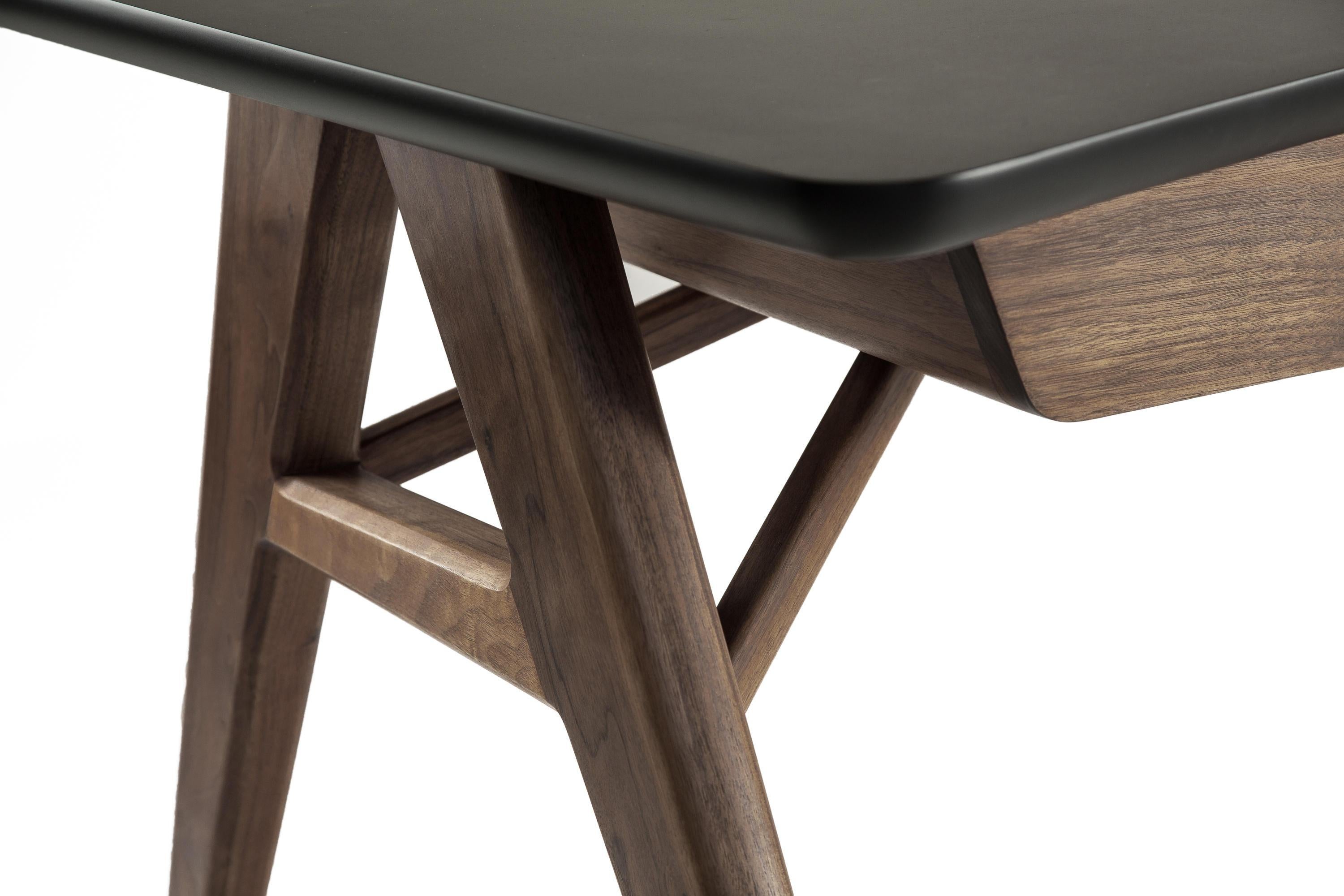 Schreibtisch aus Nussbaum, Mahagoni und Stahl mit Hahnenholz (21. Jahrhundert und zeitgenössisch) im Angebot