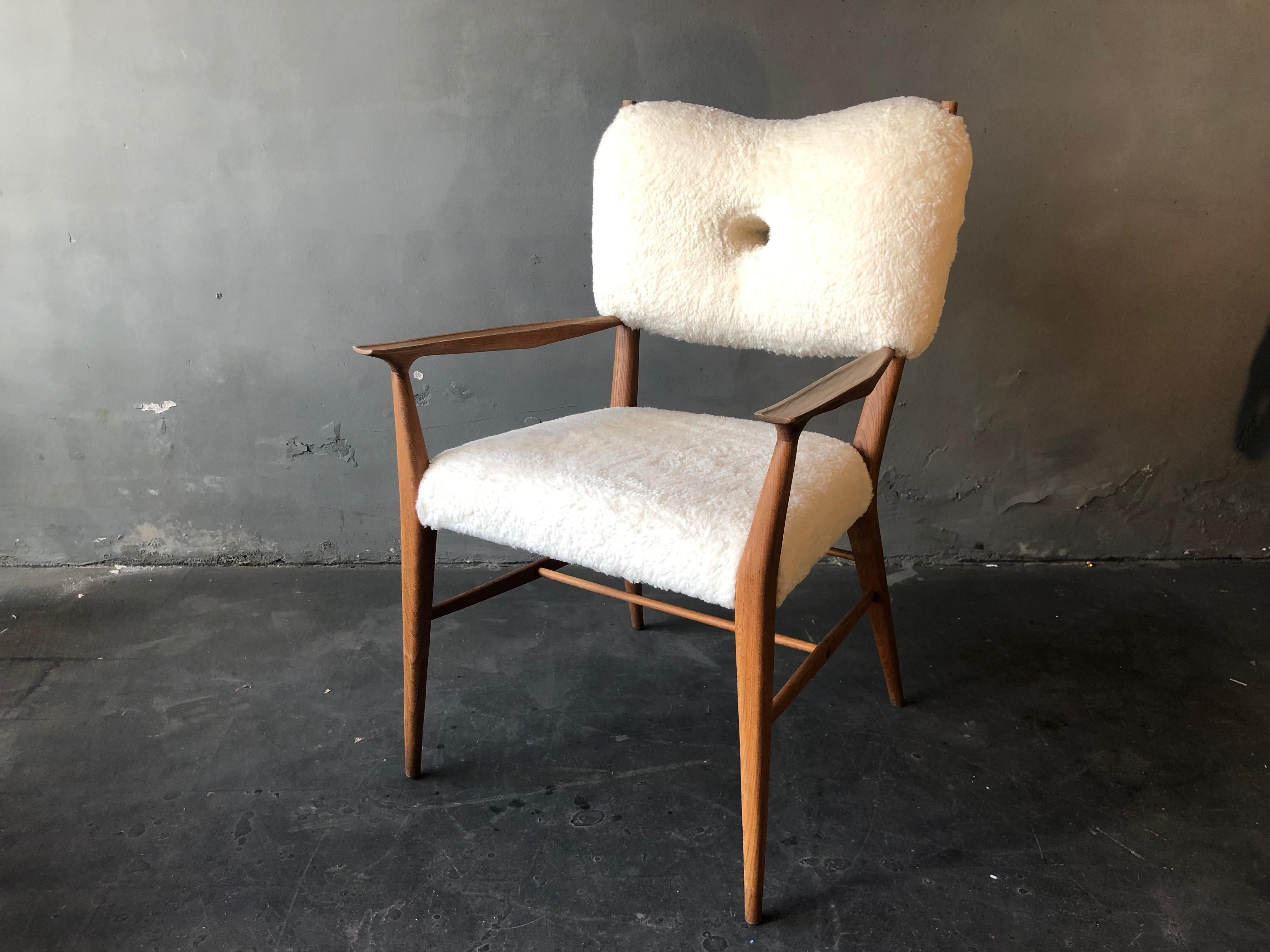 Roosevelt Chair by Markus Friedrich Staab
One of a Kind
Dimensions: D 58 x W 58 x H 78 cm.
Materials: Wood, upholstery.

Classic Nordic design revisited and contemporized with re-shaping and upholstering in bio-cotton.

Markus Friedrich