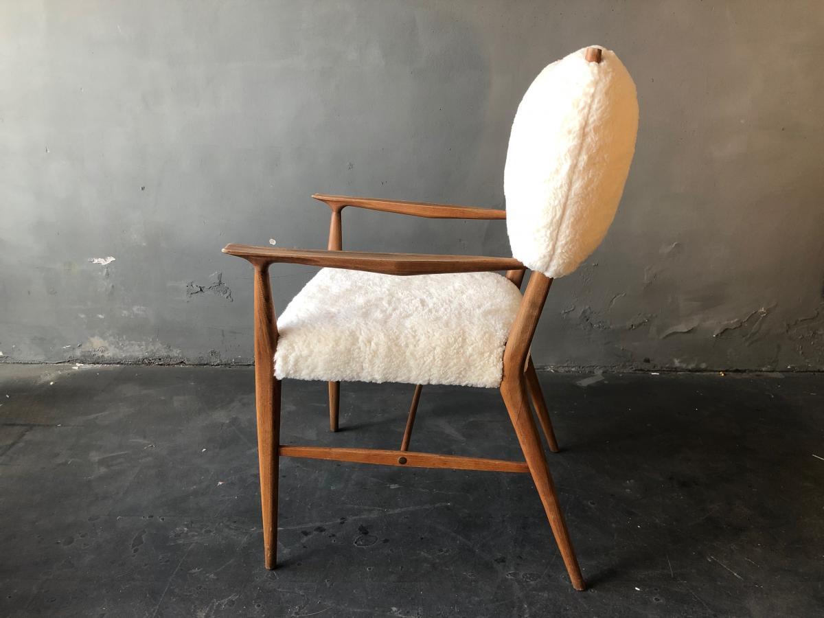 Un design nordique classique revisité et modernisé par un remodelage et un rembourrage.

La chaise existe depuis la nuit des temps. Un meuble qui n'a pas qu'une fonction pratique, mais qui est l'expression de la royauté, de la religion, de la