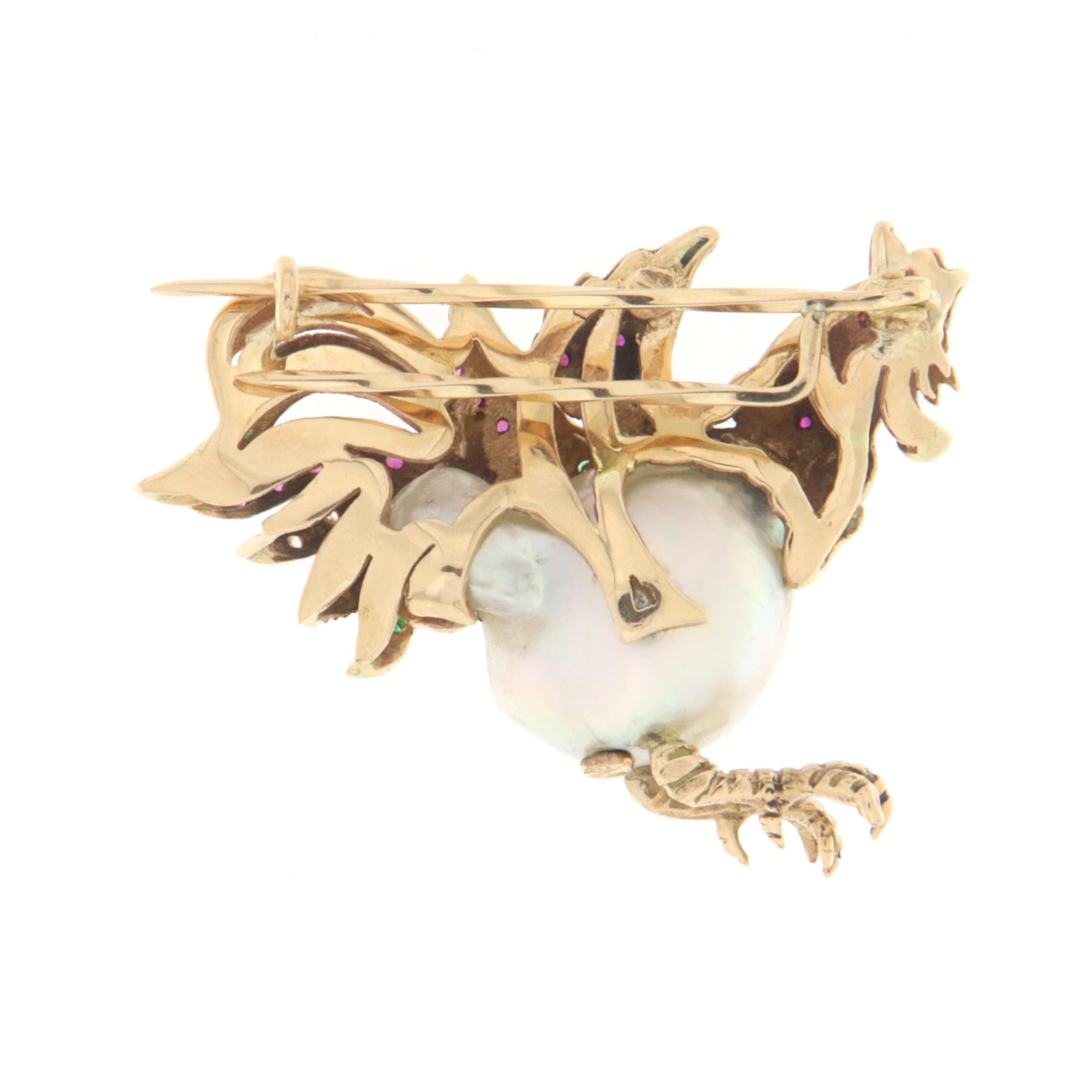 This exceptional brooch in 14-karat yellow gold celebrates the art of jewelry making with a design that captures the lively image of a rooster. Finished with skill and attention to detail, this brooch combines the warmth of yellow gold with the
